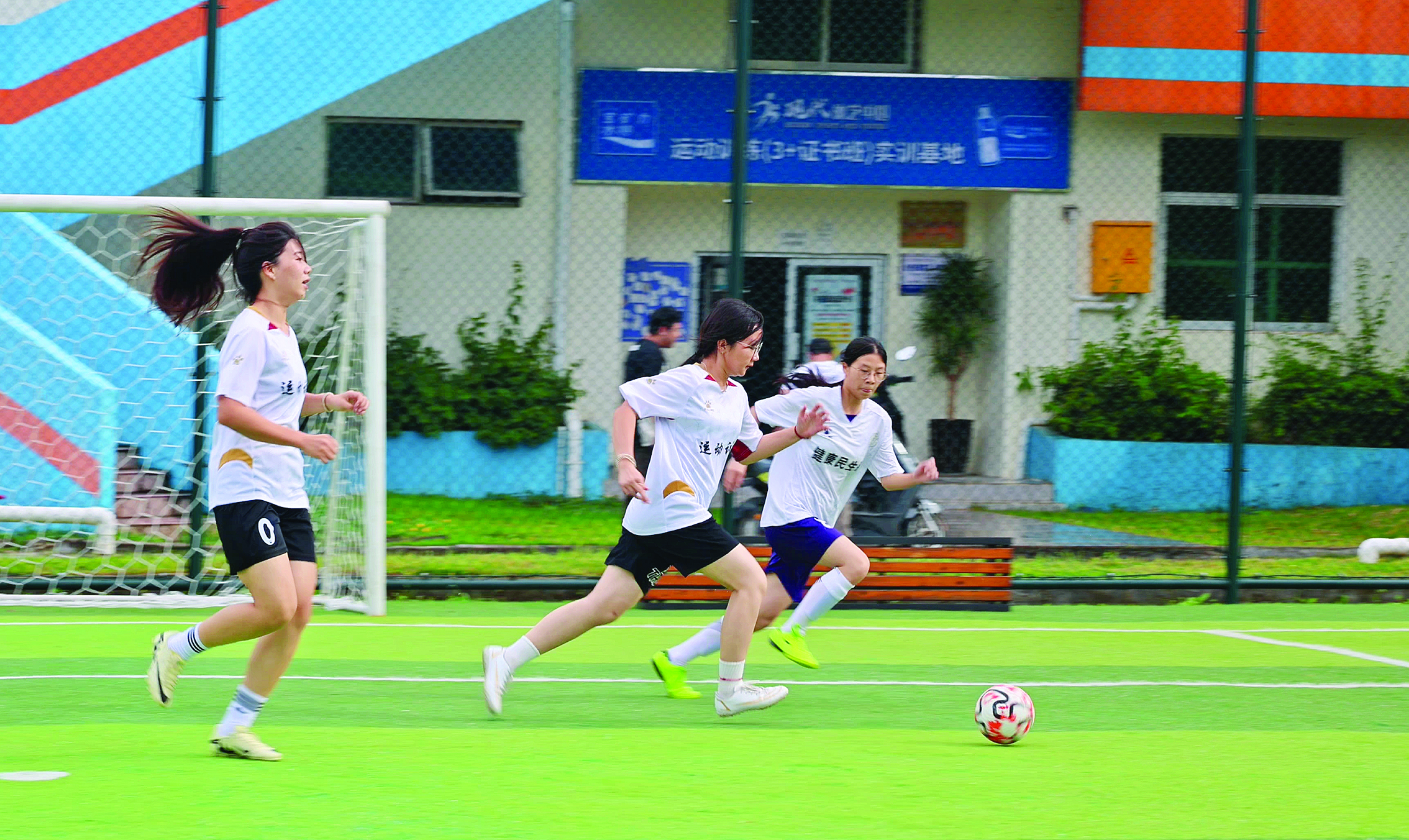     学校率先成立专门的体育竞技系。