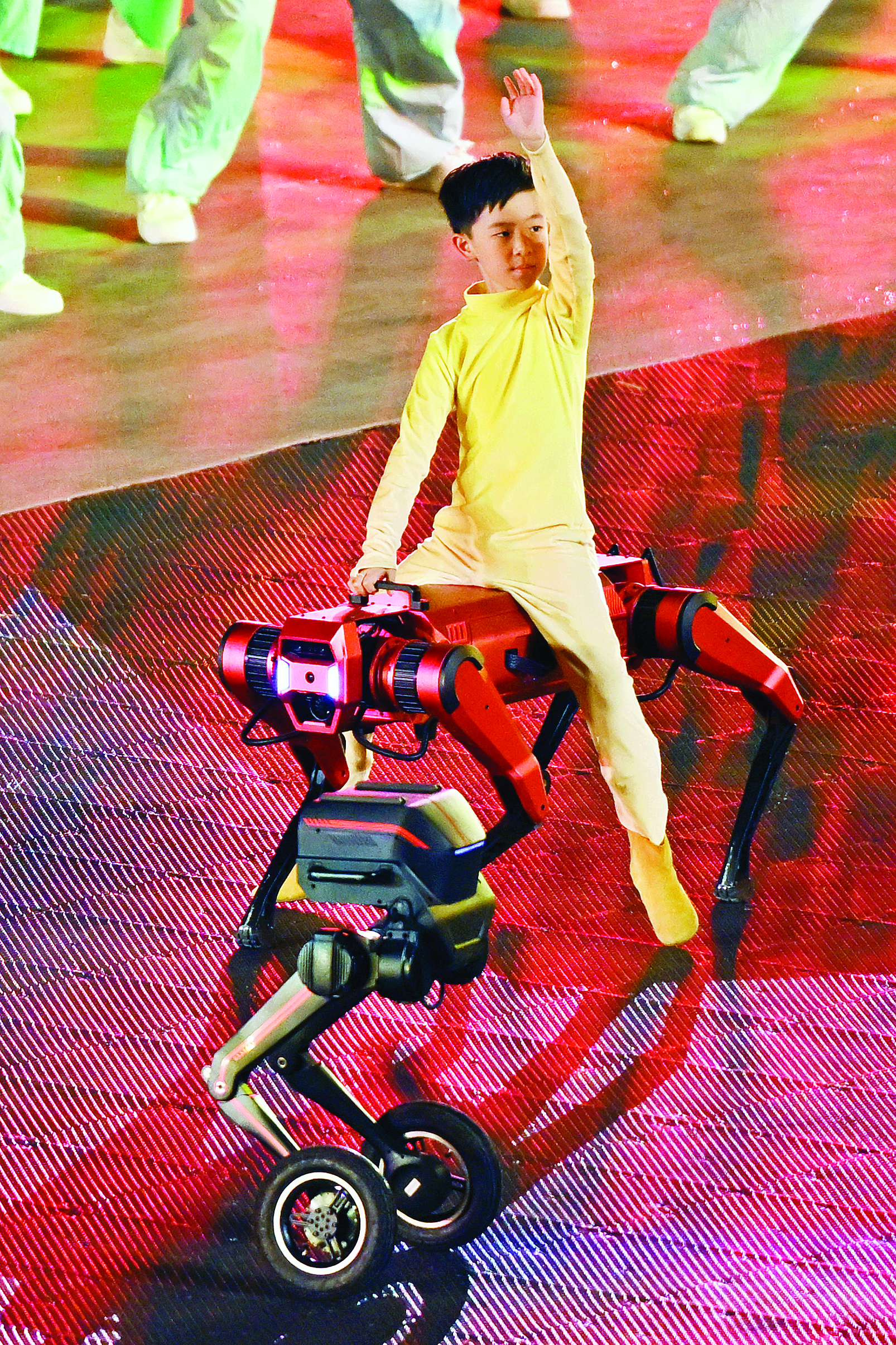     小演员在闭幕式现场表演。