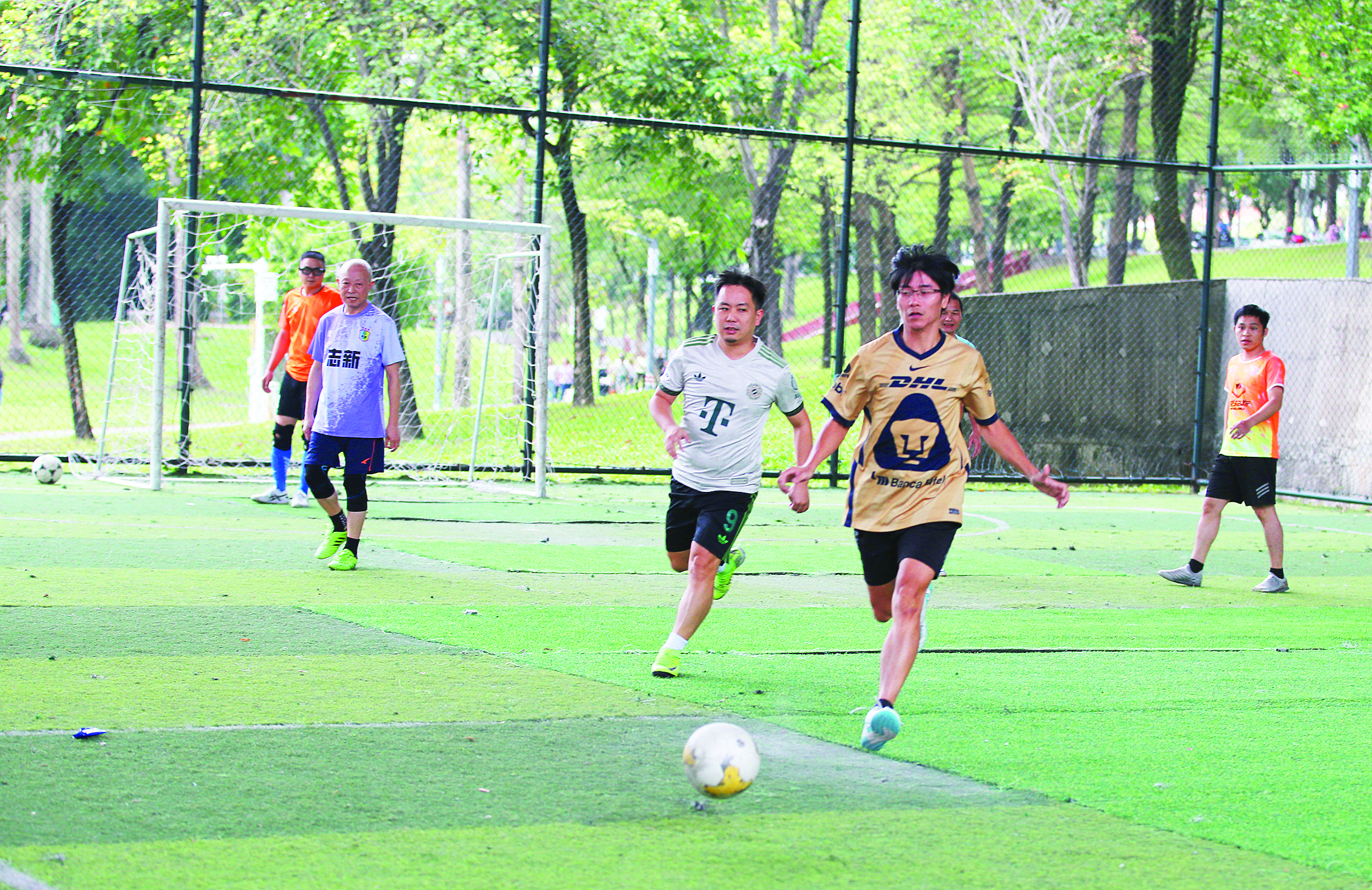     市民在合生大桥桥下足球场踢球。