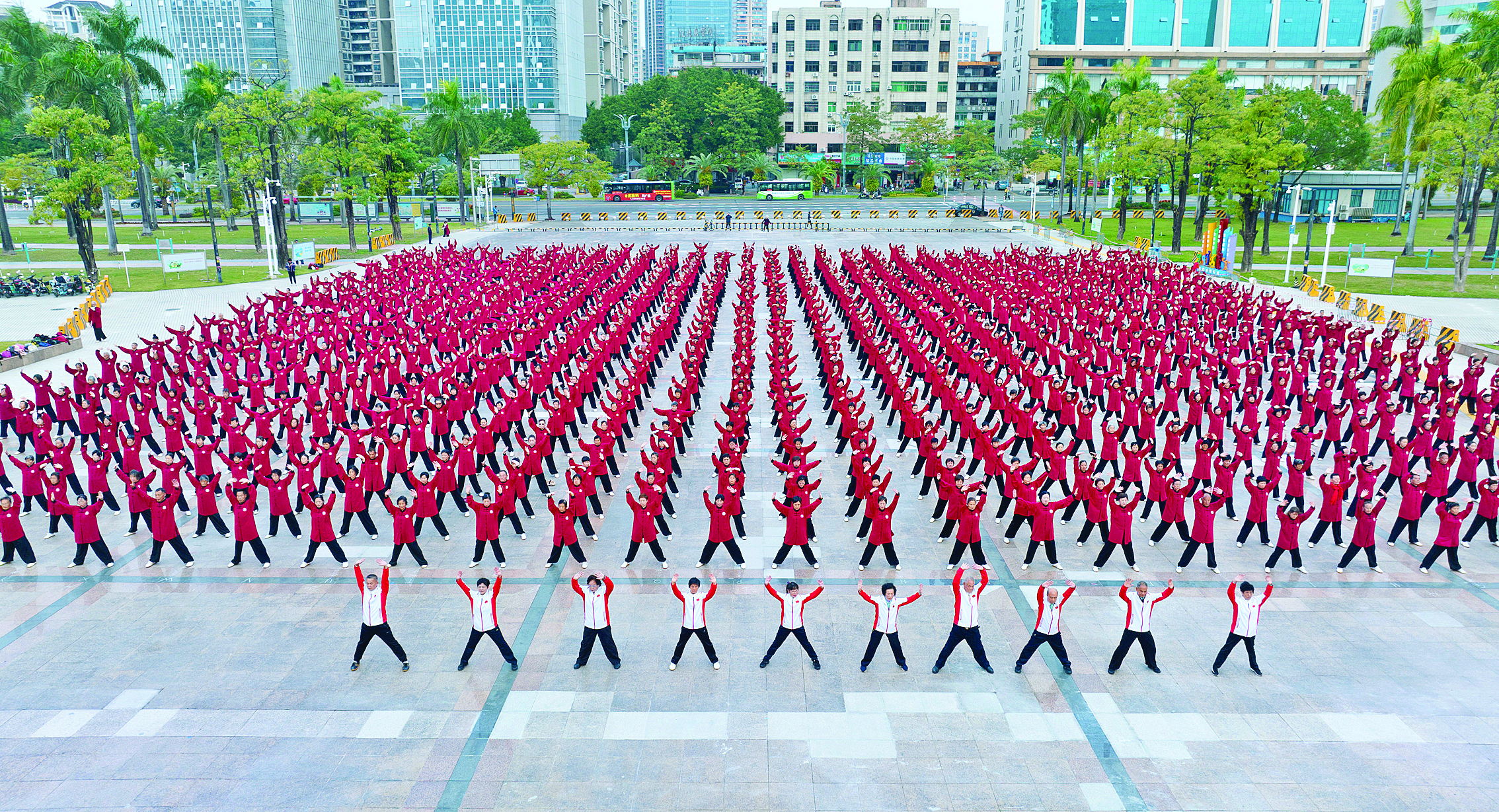     在惠州体育馆广场，千人舞太极场面壮观。
