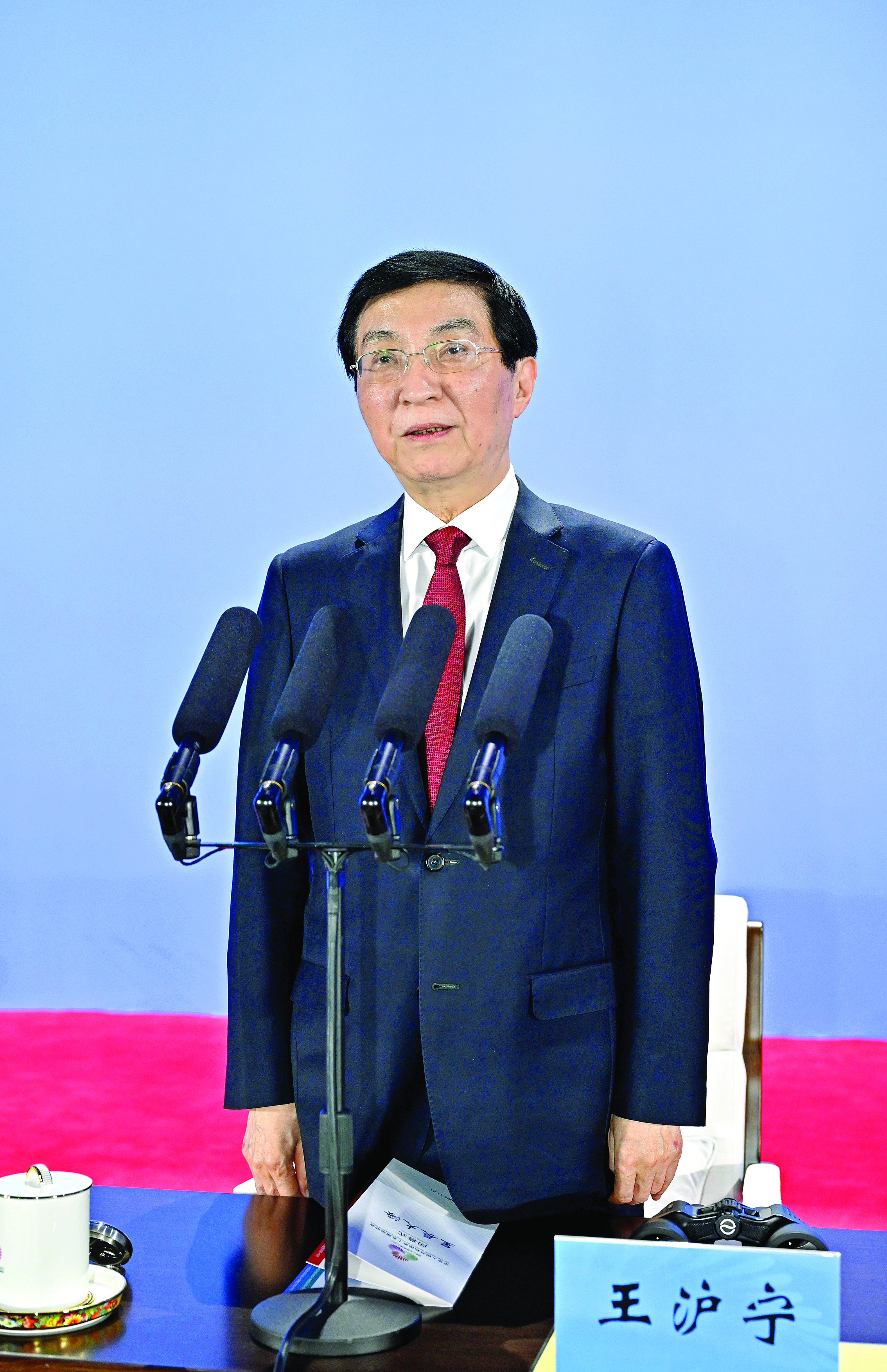     11月21日晚，中华人民共和国第十五届运动会在广东深圳闭幕。中共中央政治局常委、全国政协主席王沪宁出席闭幕式并宣布运动会闭幕。新华社发