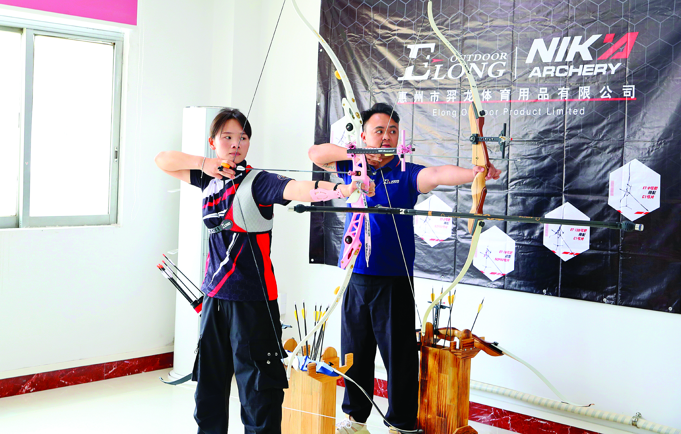     惠州市羿龙体育用品有限公司生产的反曲弓备受欢迎。    惠州东江图片社供图