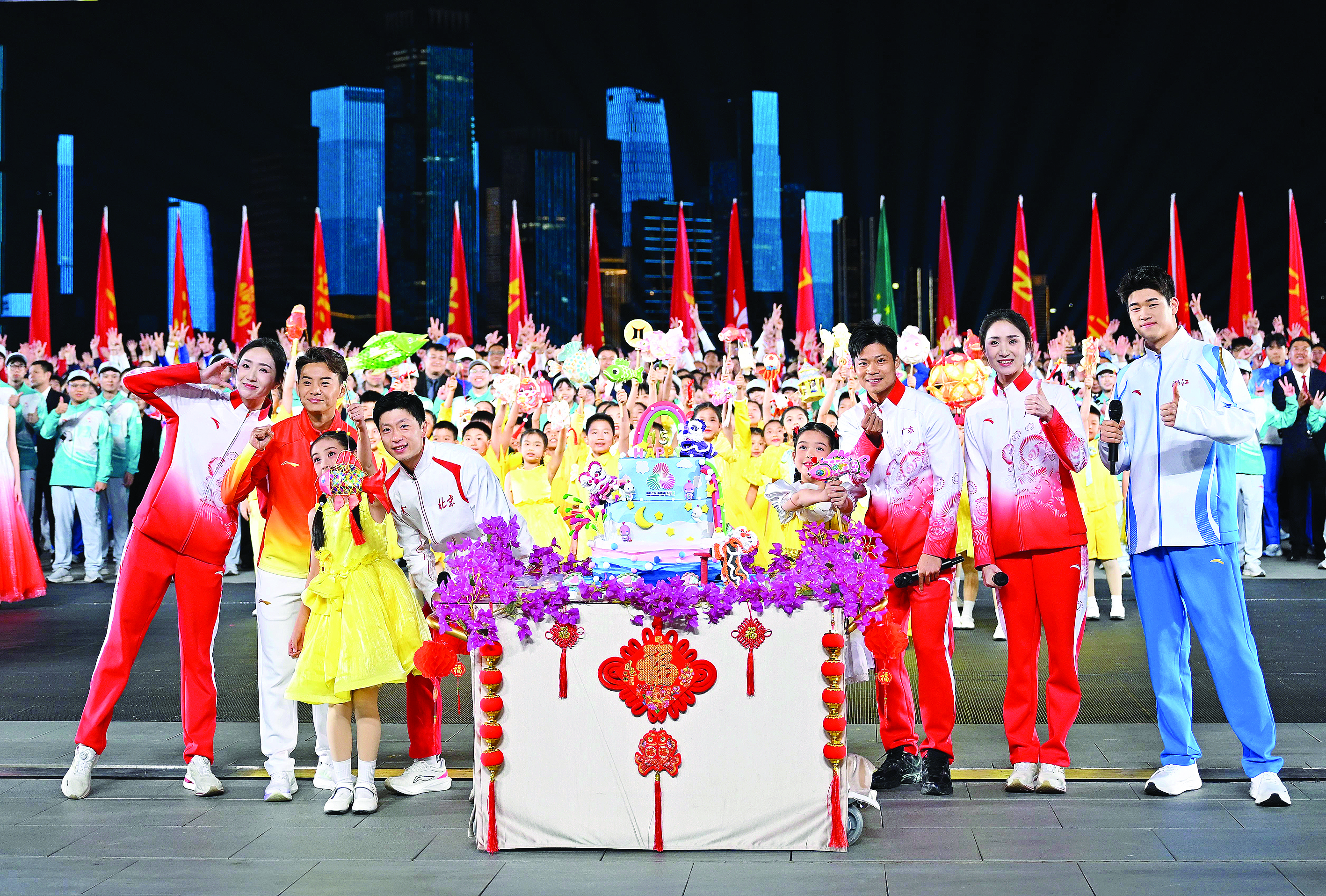     运动员和演员合影。