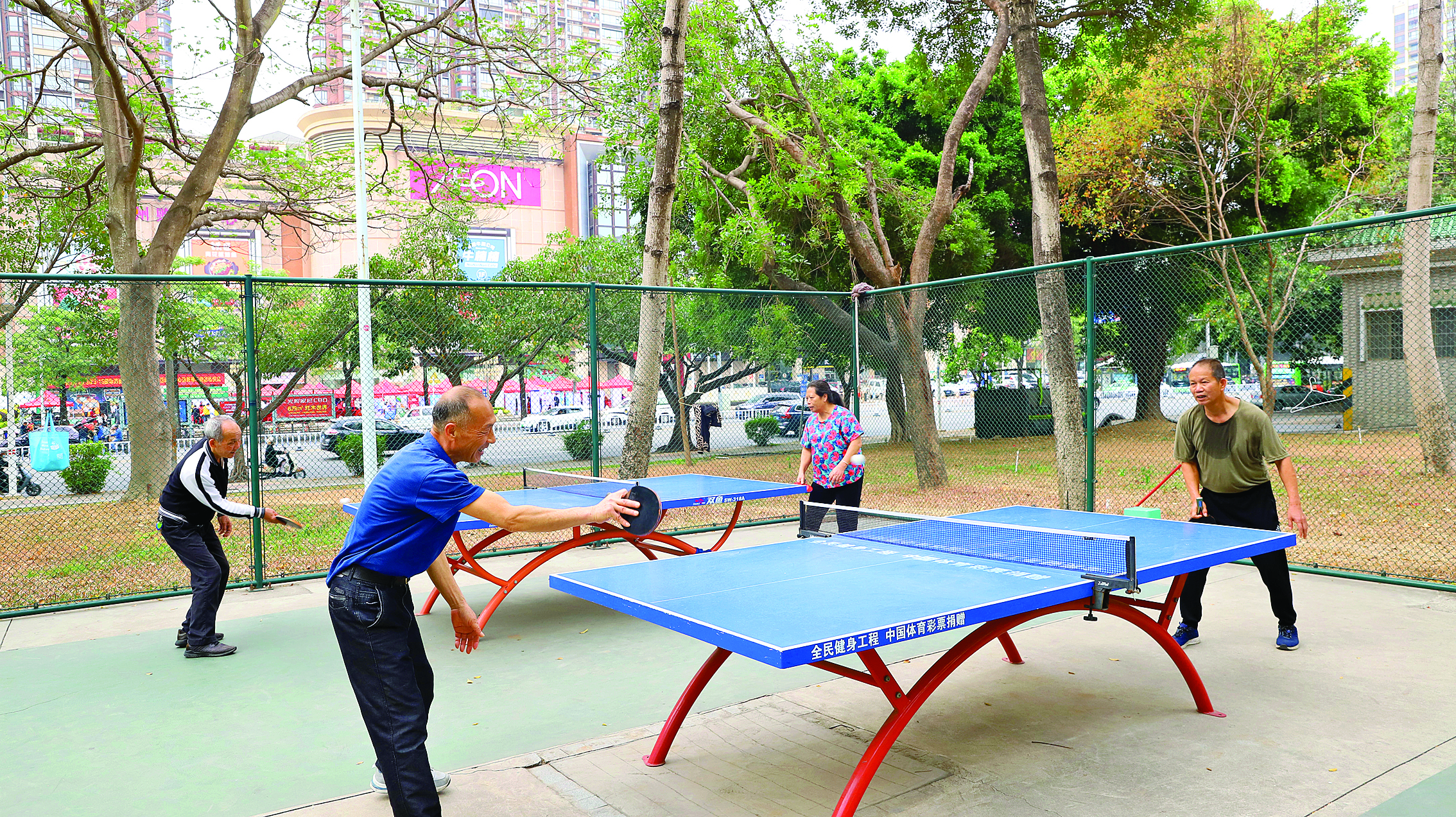     市民在东平公园打乒乓球。