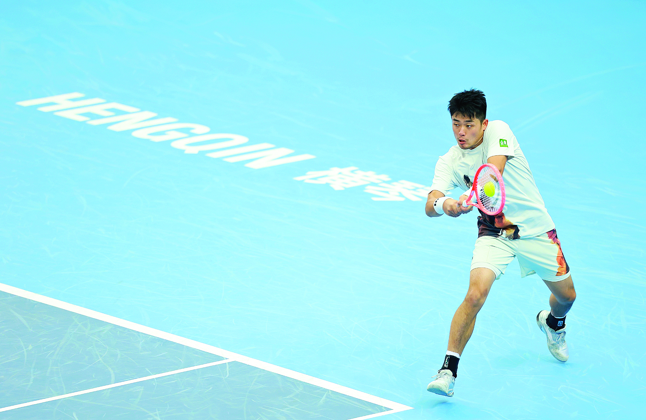     网球名将吴易昺手持惠州生产的海德球拍参加十五运会网球项目男子单打决赛夺得冠军。新华社发