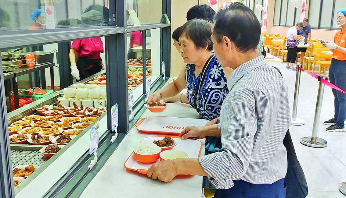     长者在惠城区祝屋巷社区幸福食堂就餐。