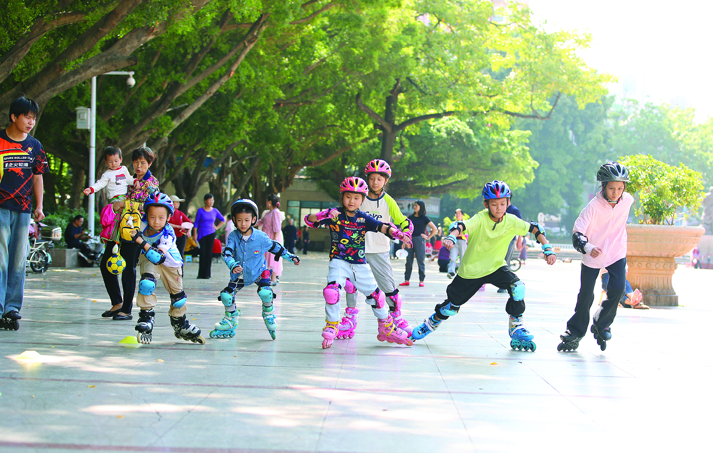     小朋友在滨江公园练习轮滑。