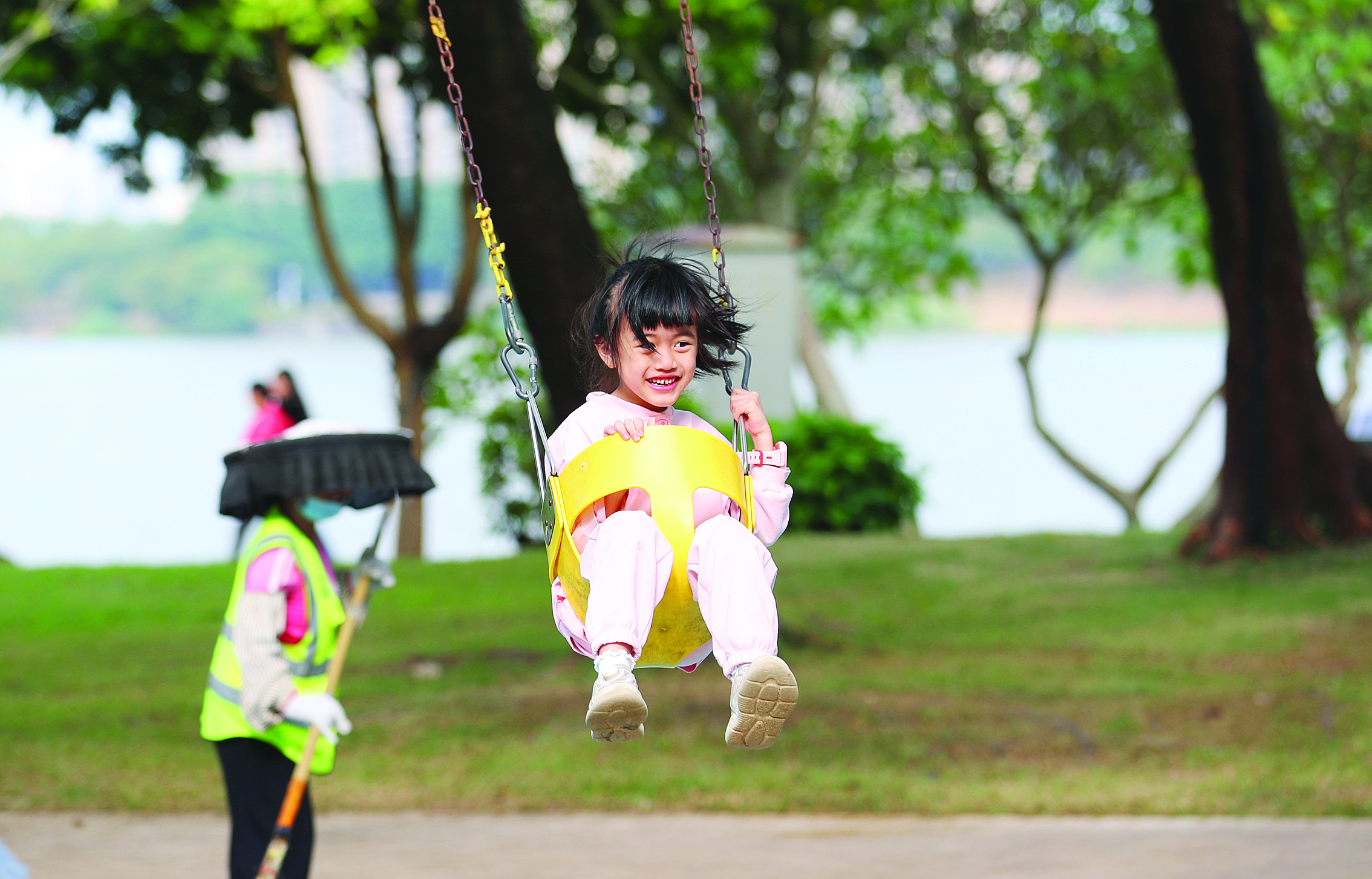     小朋友在东江沙公园荡秋千。