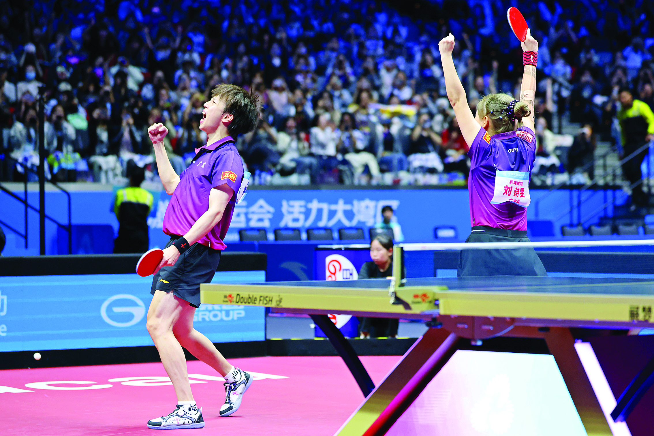 <p>   林高远（左） 新华社发</p>