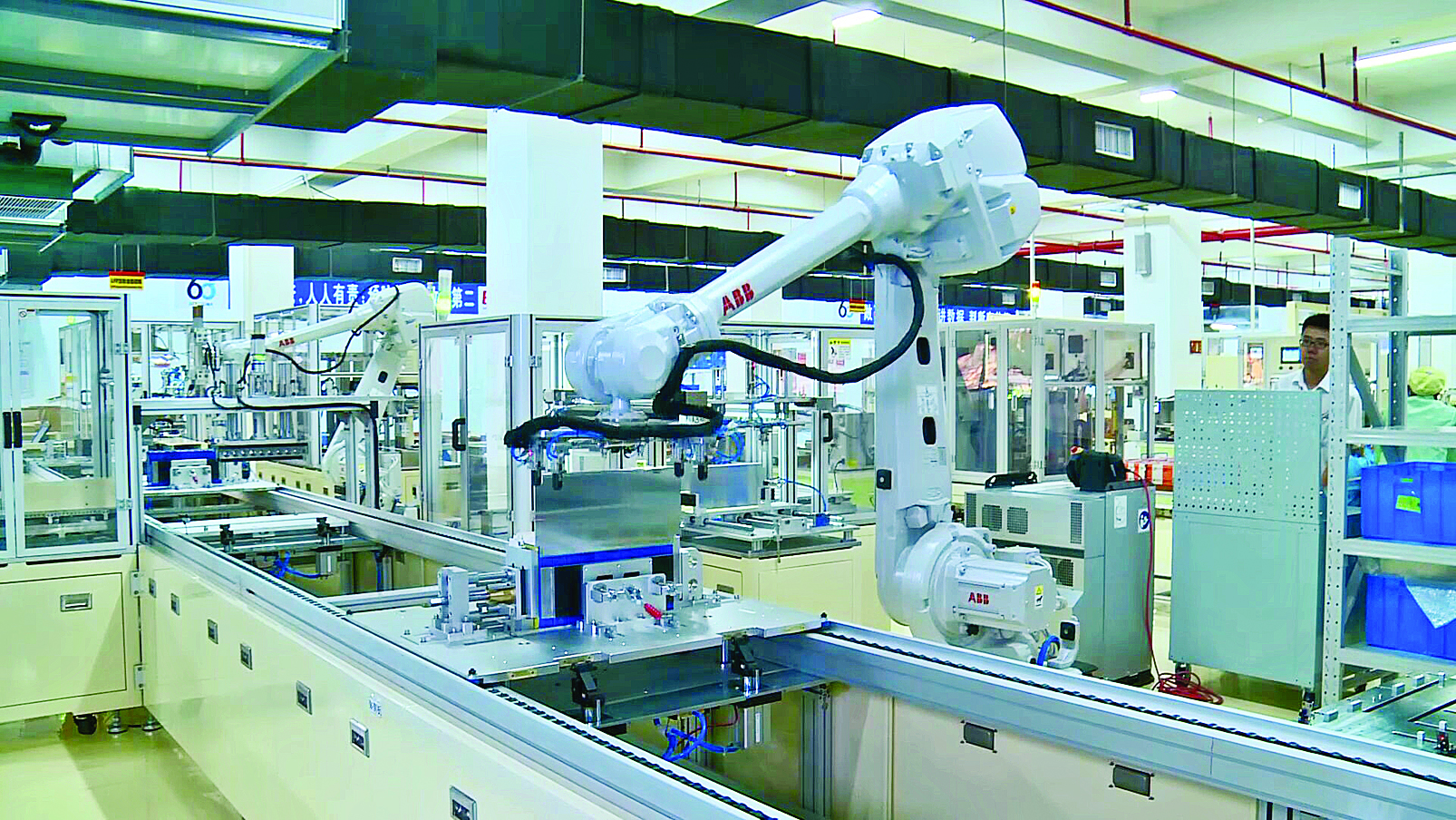     惠州亿纬锂能生产车间。惠州东江图片社供图