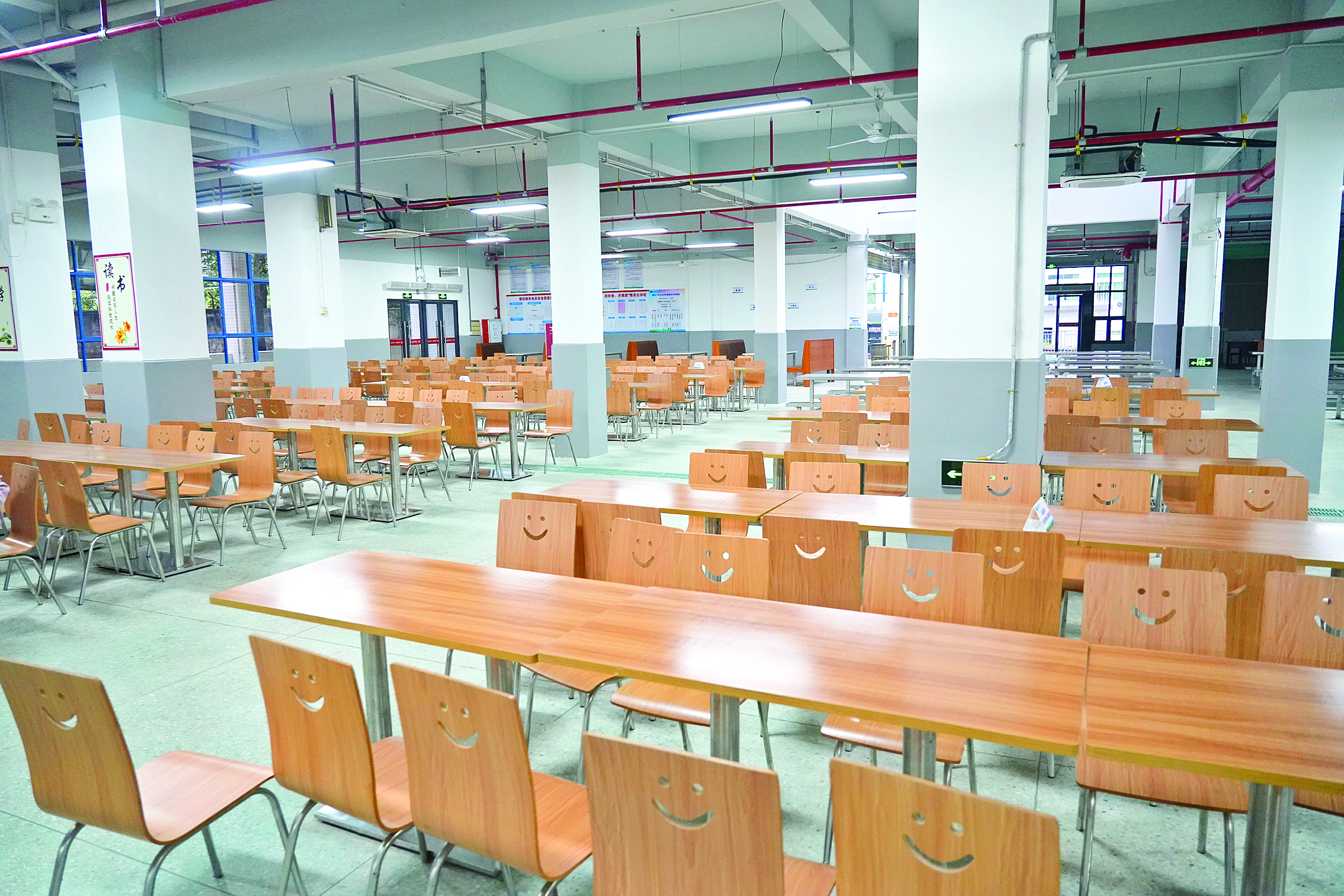     惠州市第一中学江北分校食堂焕然一新。