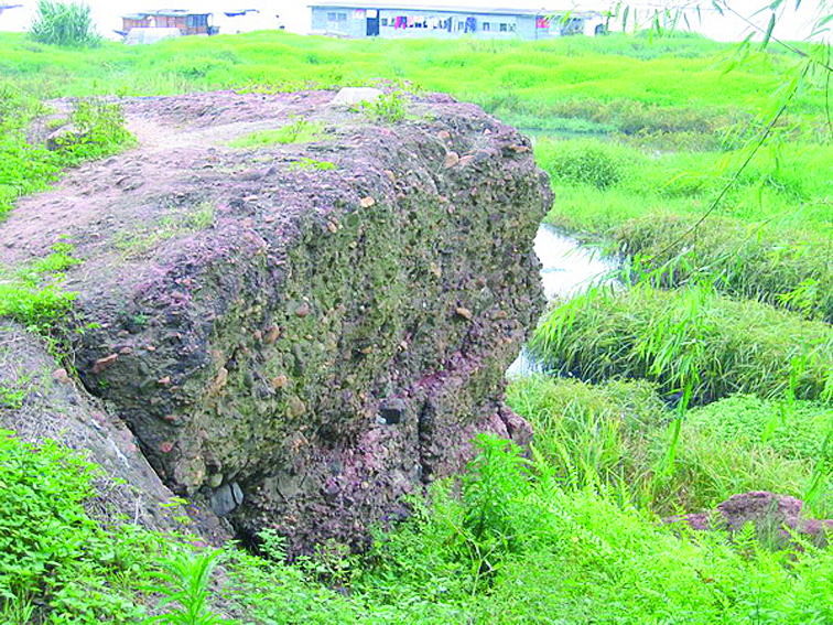     网友“东江散步”摄于2004年的钓矶石。