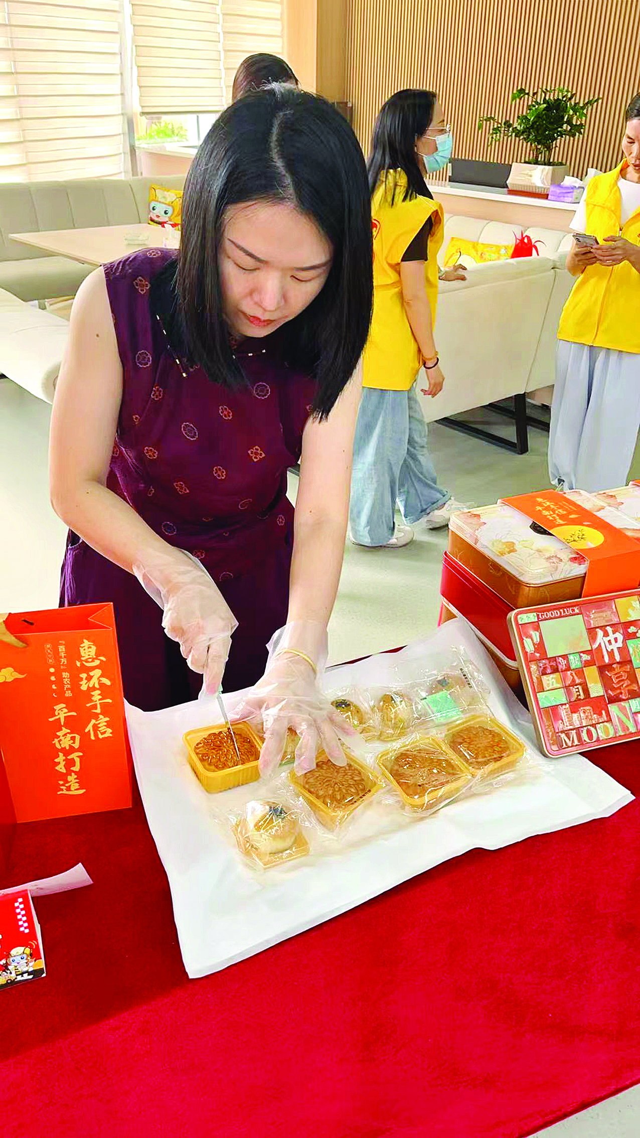     村干部利用各种机会积极推广“惠环手信”。