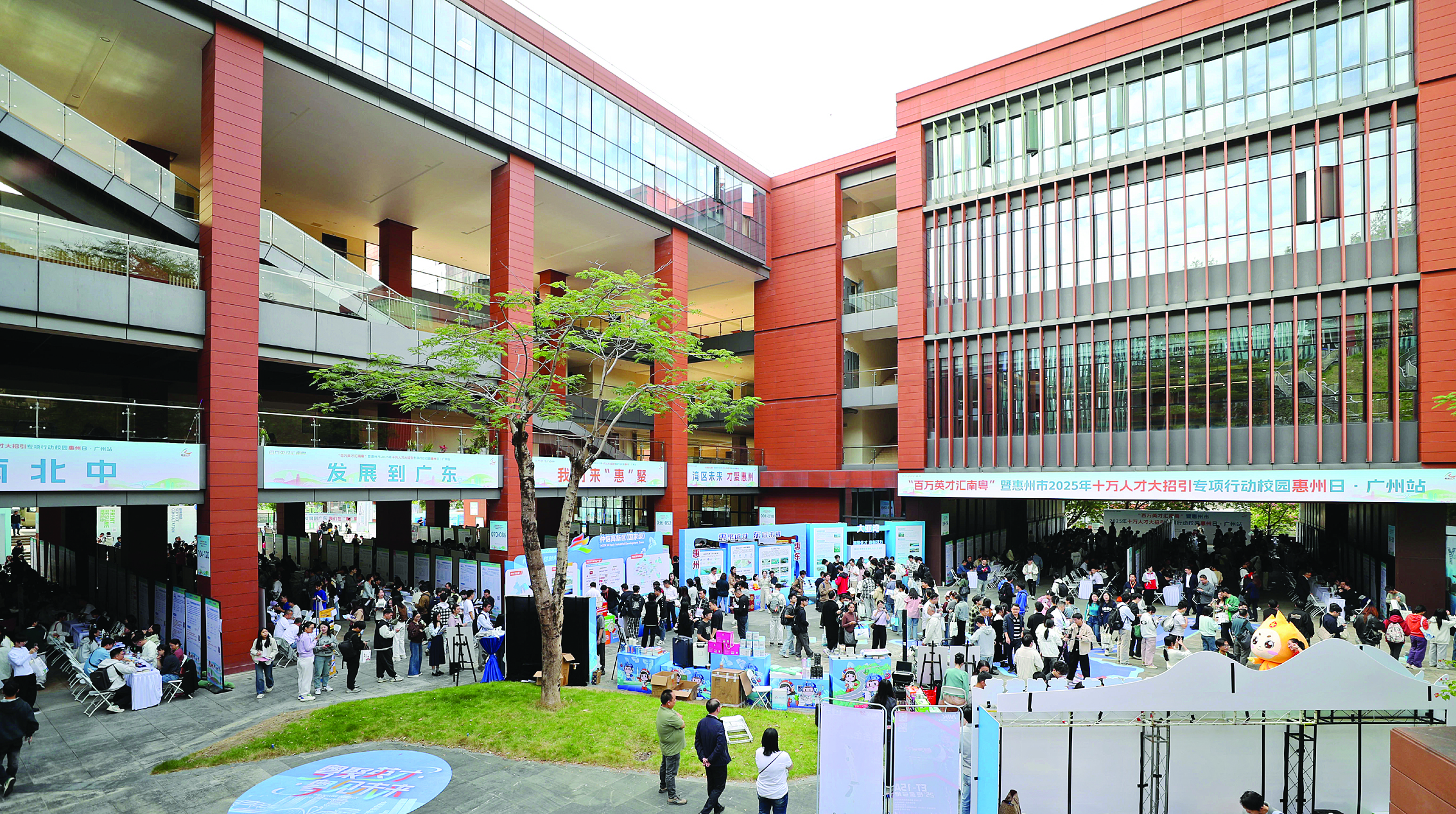     招聘会吸引众多求职者。惠州日报记者杨建业 摄