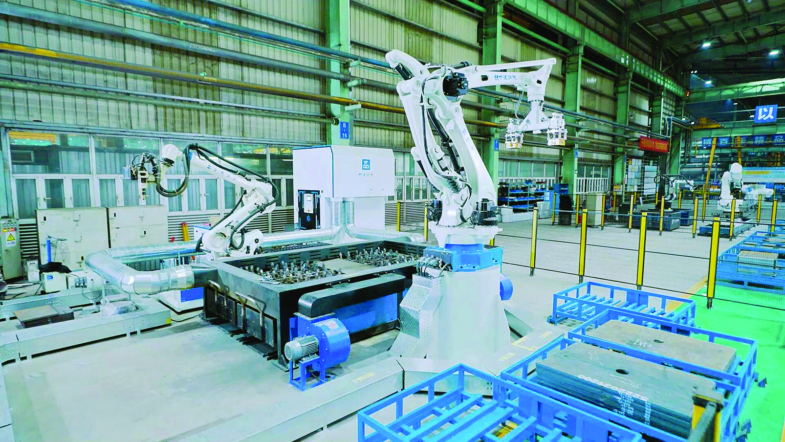     中建钢构生产基地，数智化转型走深走实。