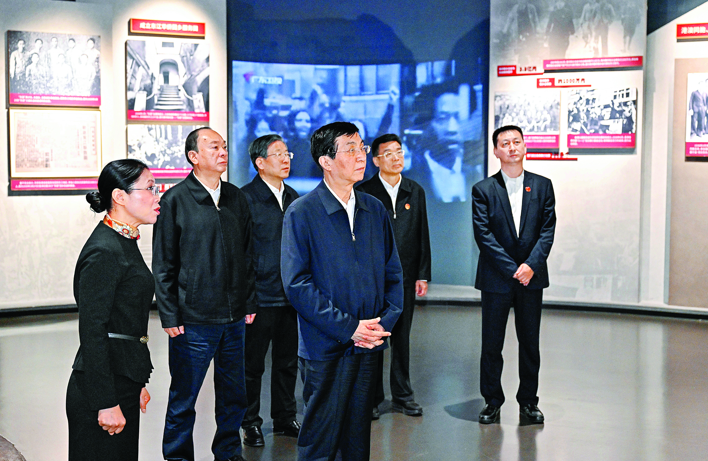     11月21日至23日，中共中央政治局常委、全国政协主席王沪宁在广东深圳、惠州调研。这是11月23日，王沪宁在惠州参观东江纵队纪念馆。新华社发