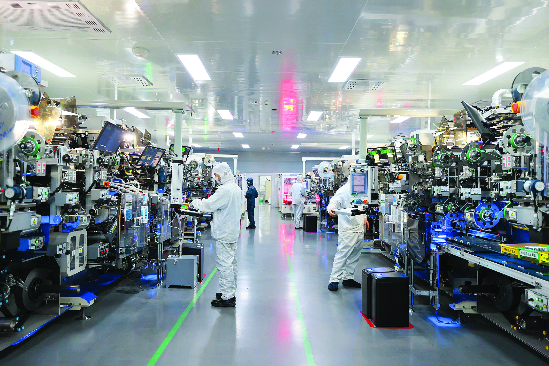     惠州赣锋锂电科技有限公司自动化生产车间。惠州日报记者杨建业 摄