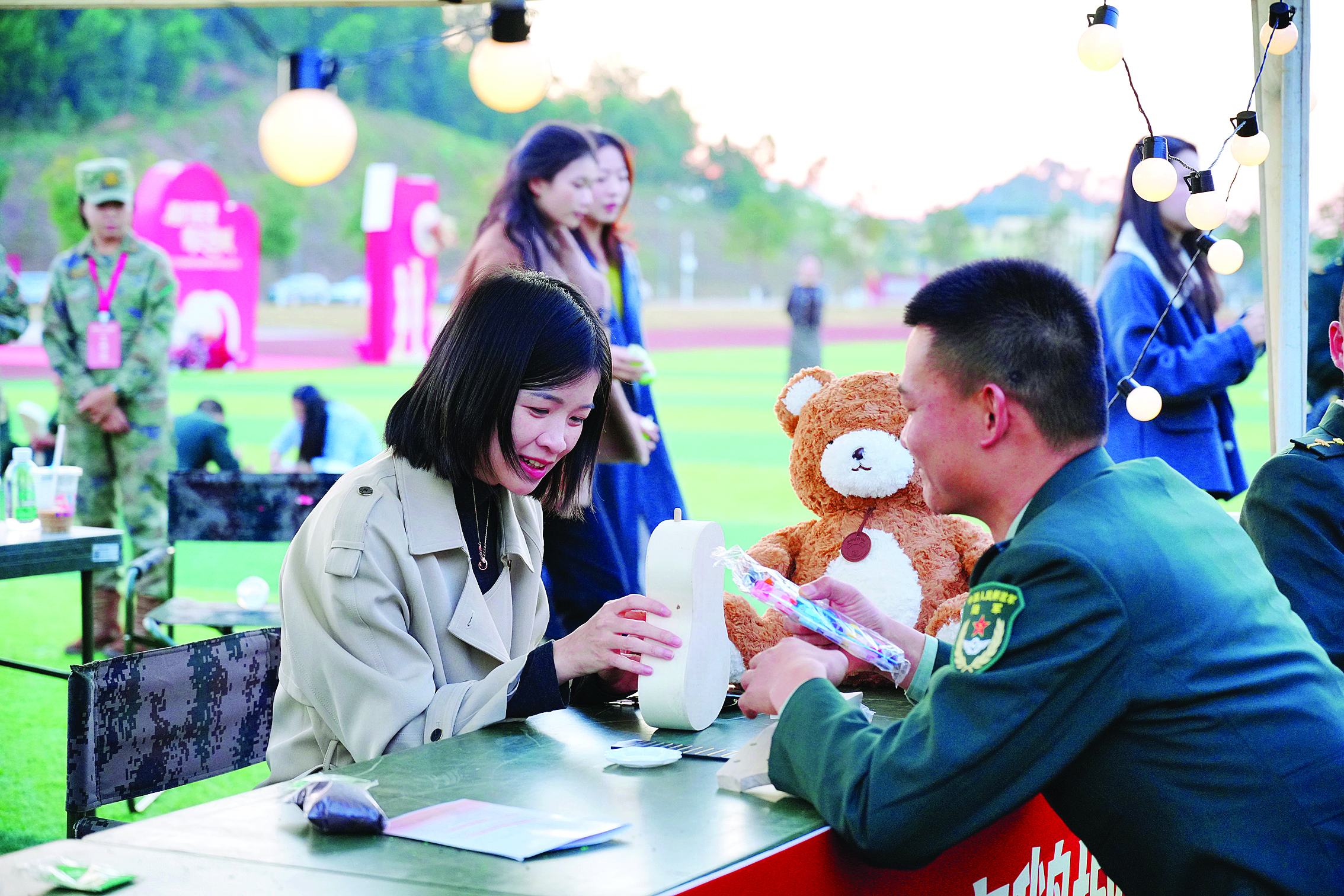     男女嘉宾边制作手工边交流。