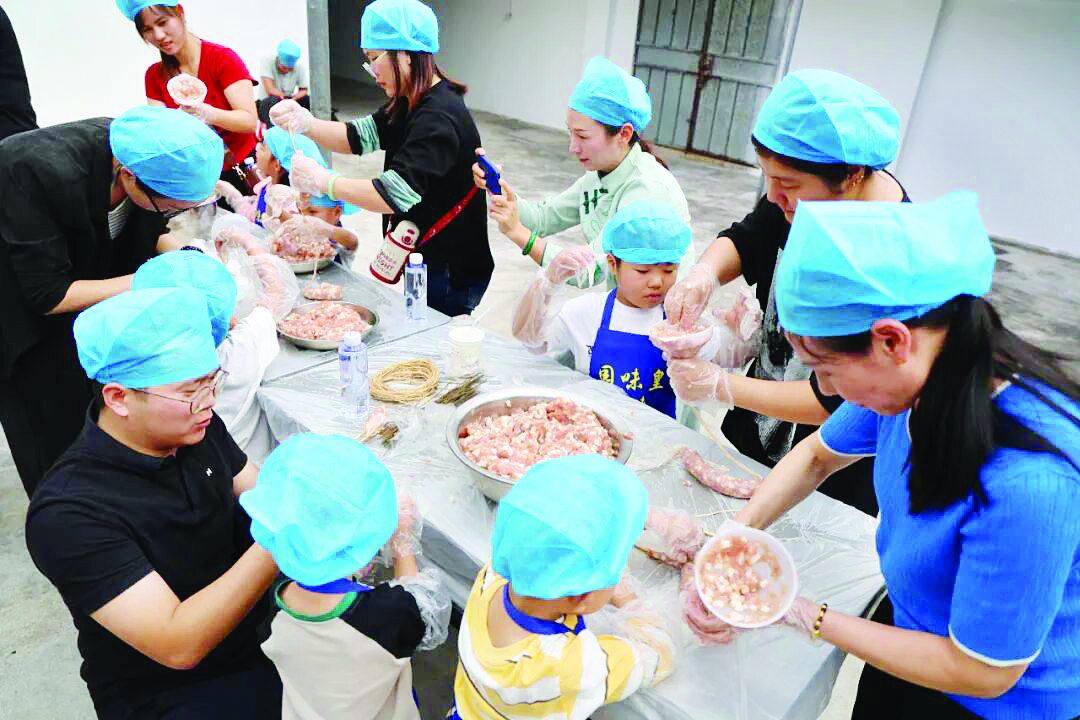     分工协作，制作腊肠。园洲镇提供