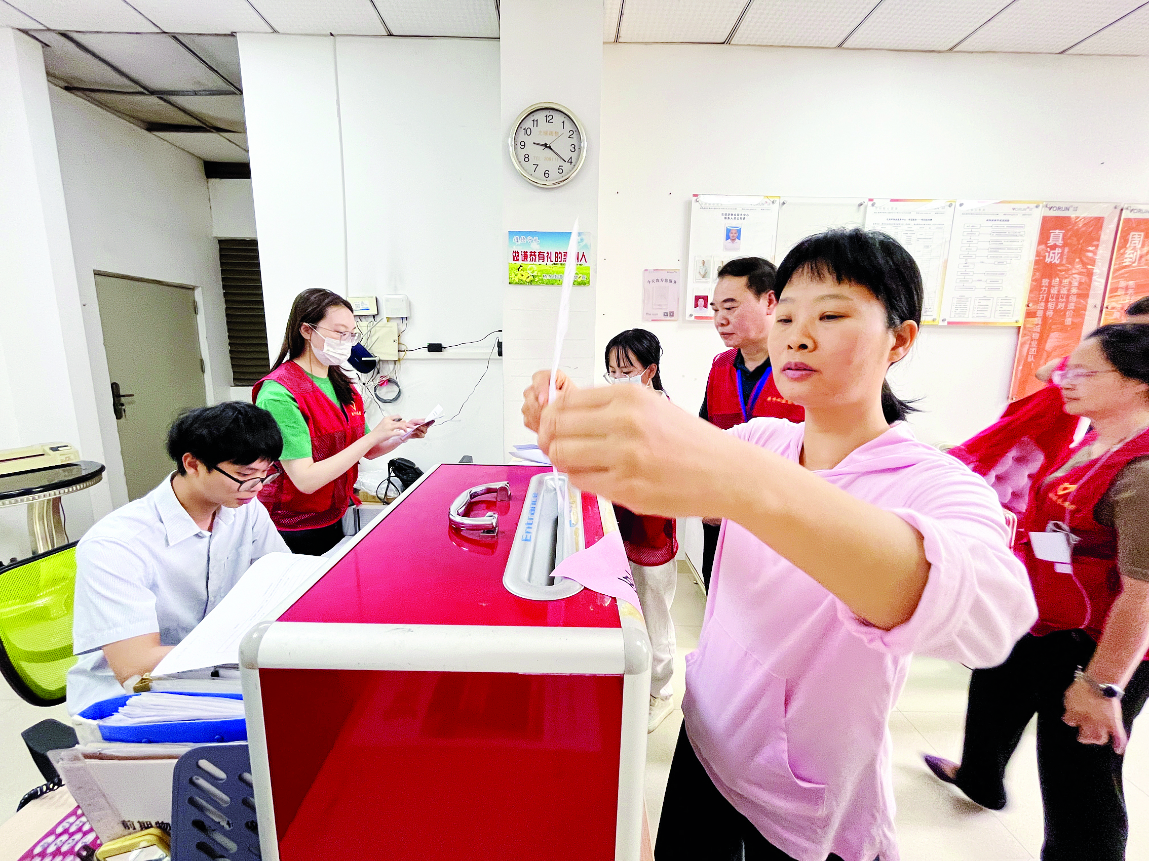     在桥东街道花语岸小区党支部带动下，居民投票推动楼房外立面改造事项。