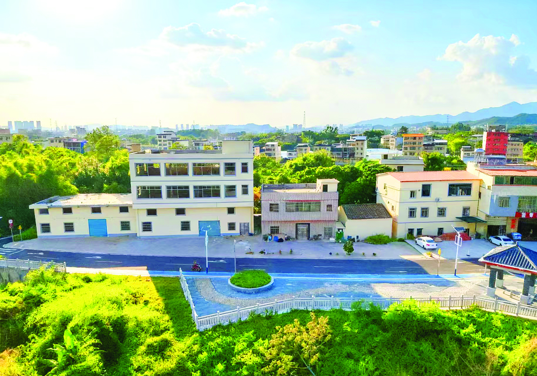     沿线房屋外立面经过风貌提升后，汝湖乡村环境更加靓丽。