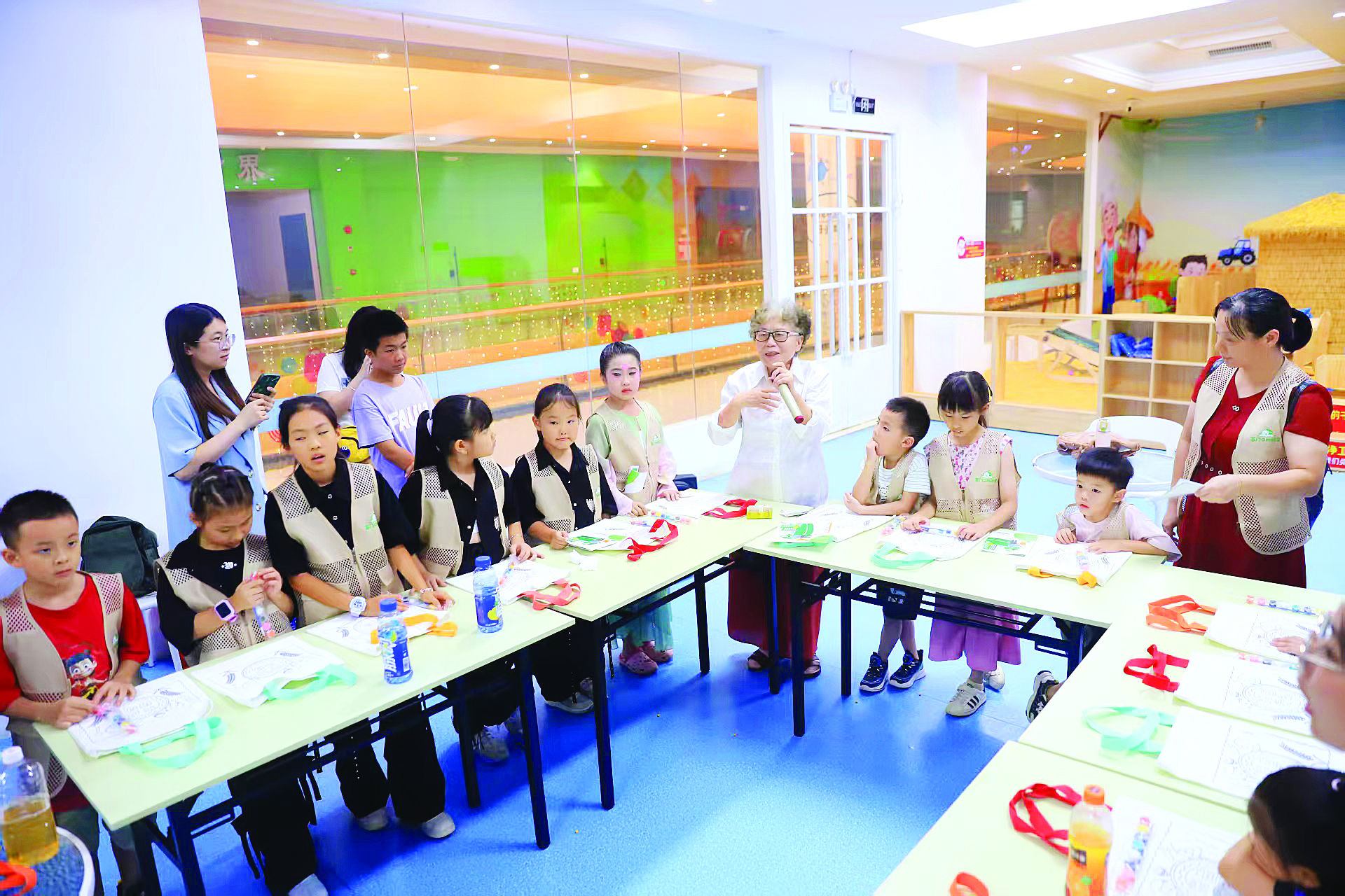     桥东街道老党员为孩子们讲述“粮票里的故事”。