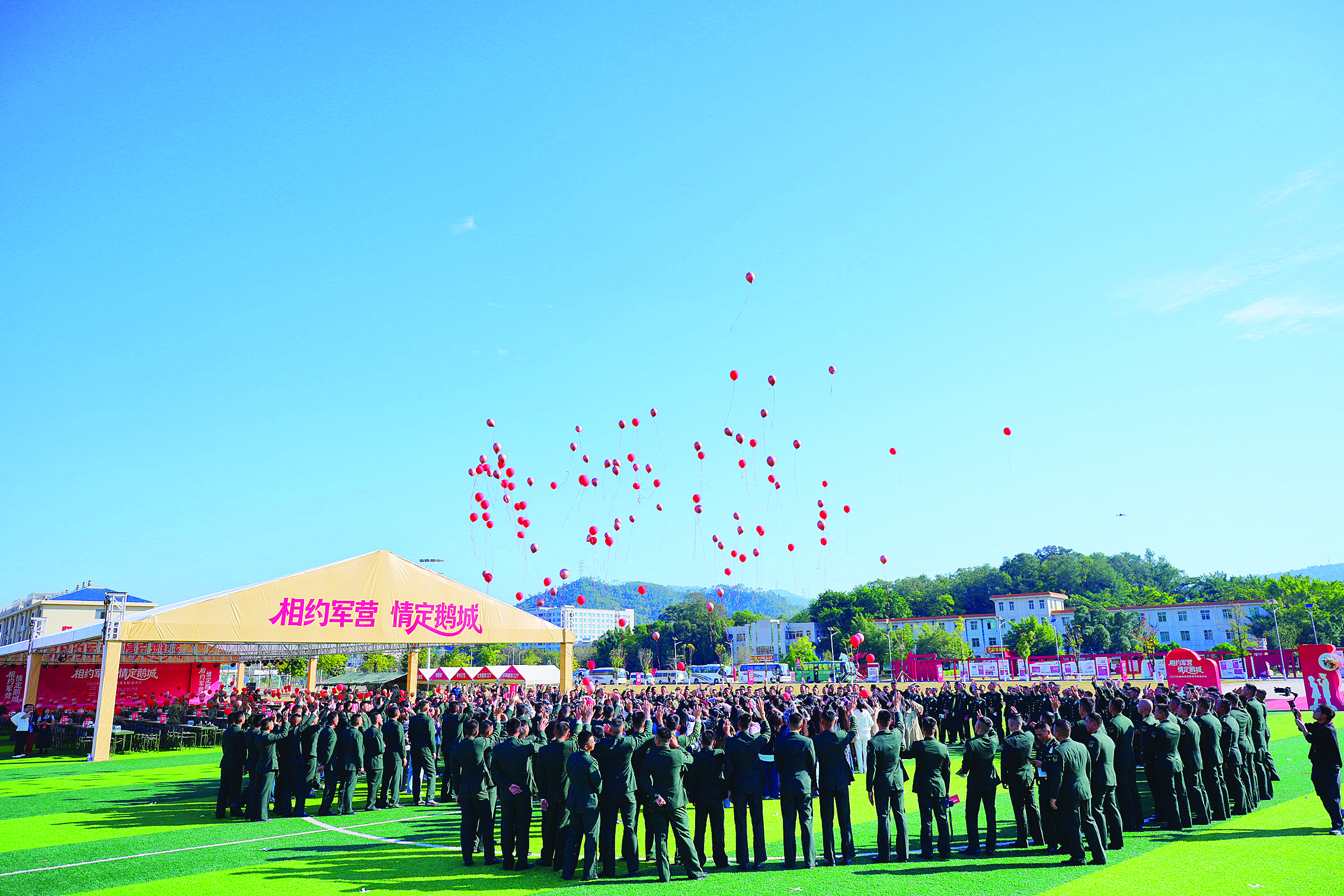     男女嘉宾一起放飞气球。