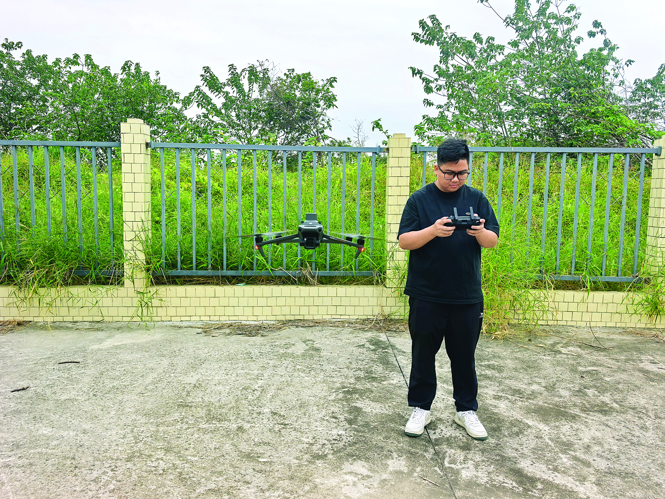     工作人员在操作无人机。