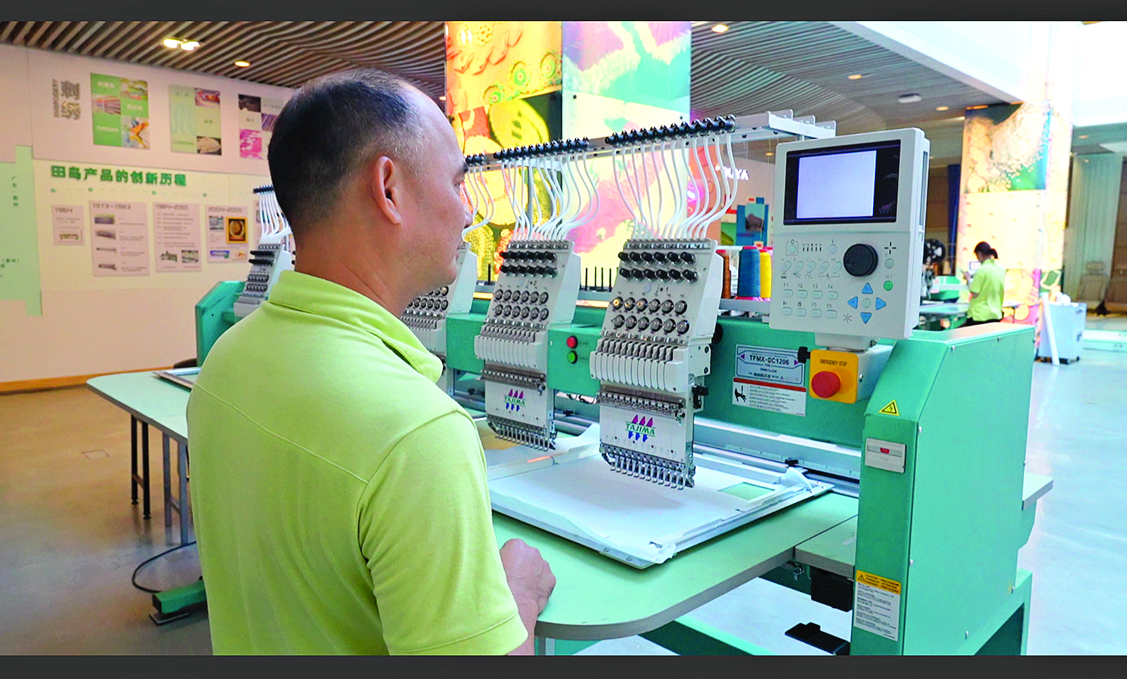     工作人员通过操作面板控制刺绣机。