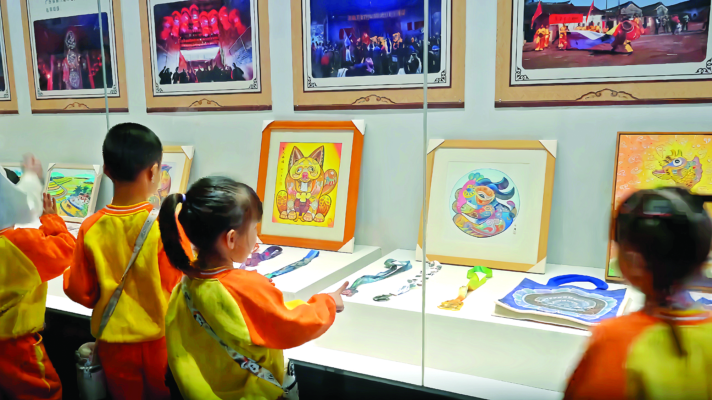     孩子们在县文化馆展厅欣赏龙门农民画。    惠州日报记者黄宇翔 通讯员龙融心 摄