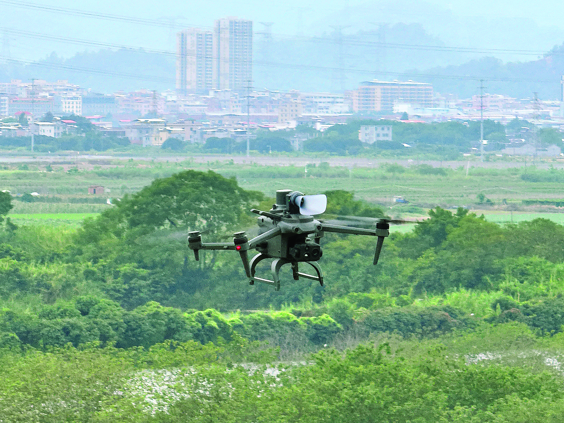     无人机巡护潼湖国家湿地公园。