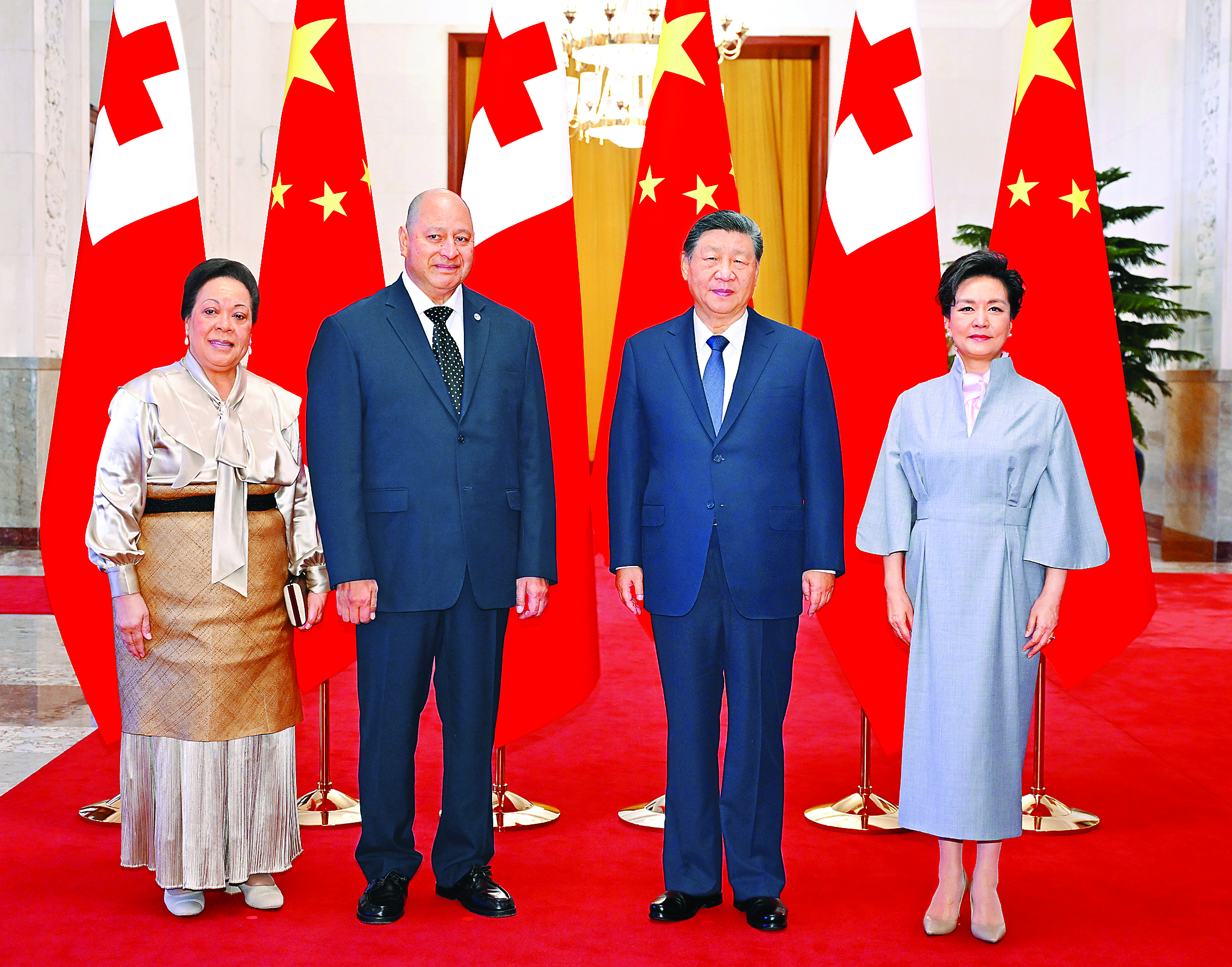     11月25日上午，国家主席习近平在北京人民大会堂会见来华进行国事访问的汤加国王图普六世。这是习近平和夫人彭丽媛同图普六世和王后娜娜茜帕乌合影。新华社发