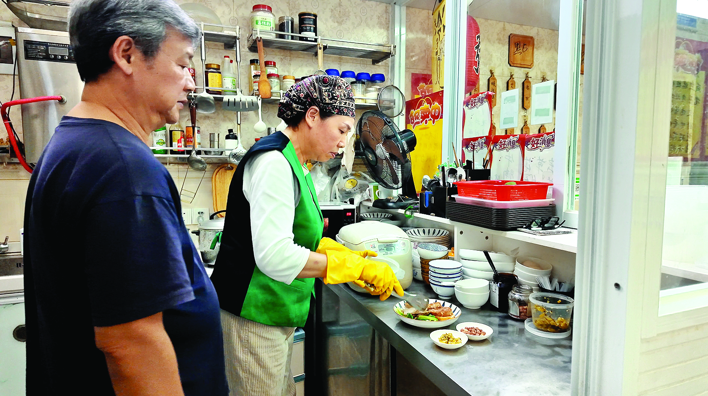     欧卫东和妻子刘闻宇在厨房为客人制作三宝饭。
