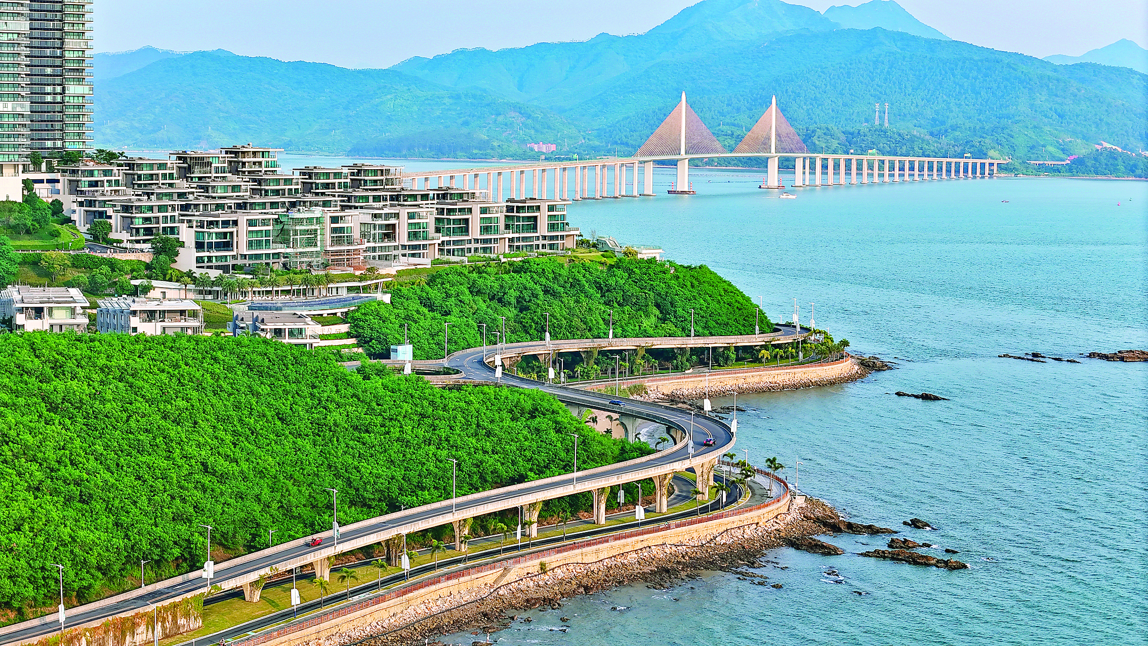     位于稔山镇阿婆角的最美沿海公路。