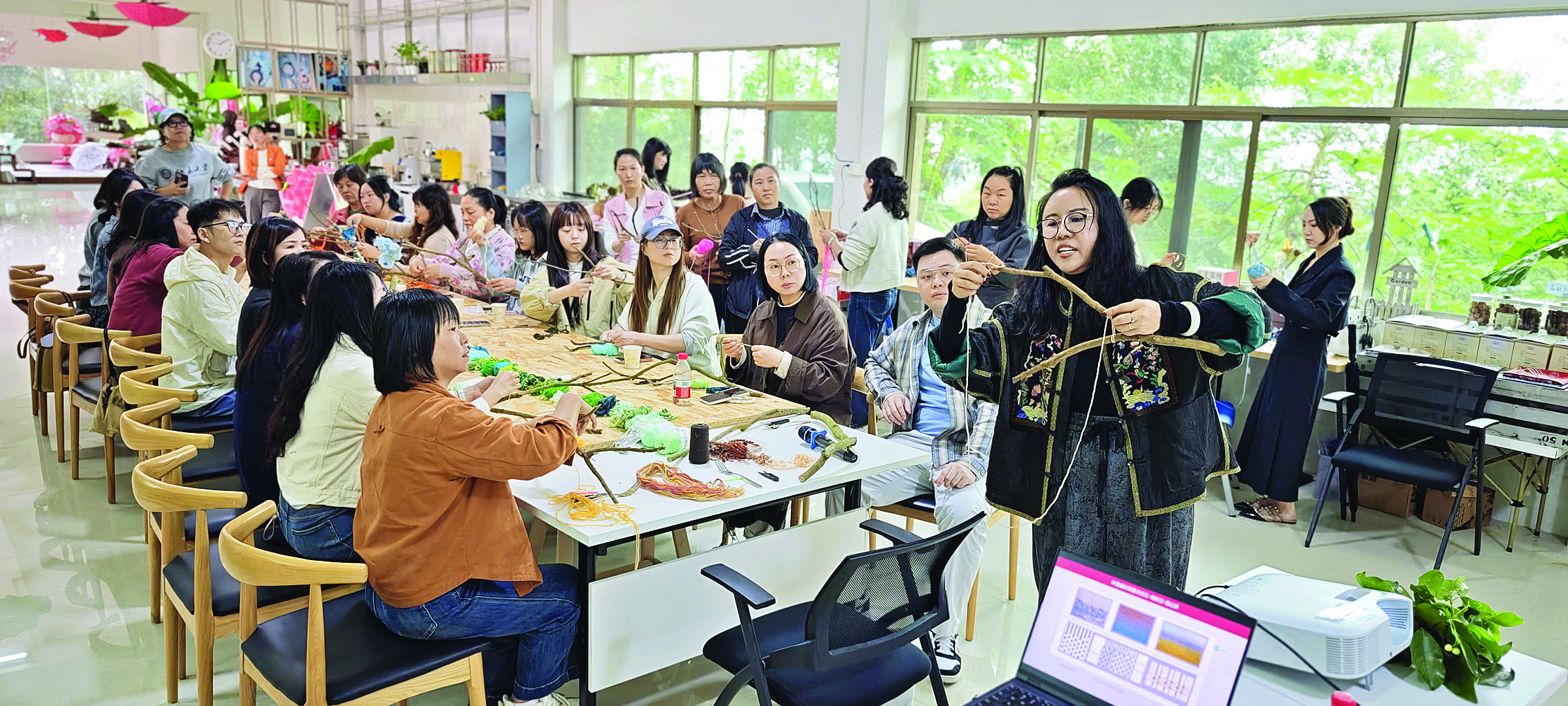     教师们体验纤维艺术创作。惠州日报记者洪鹊儿 摄
