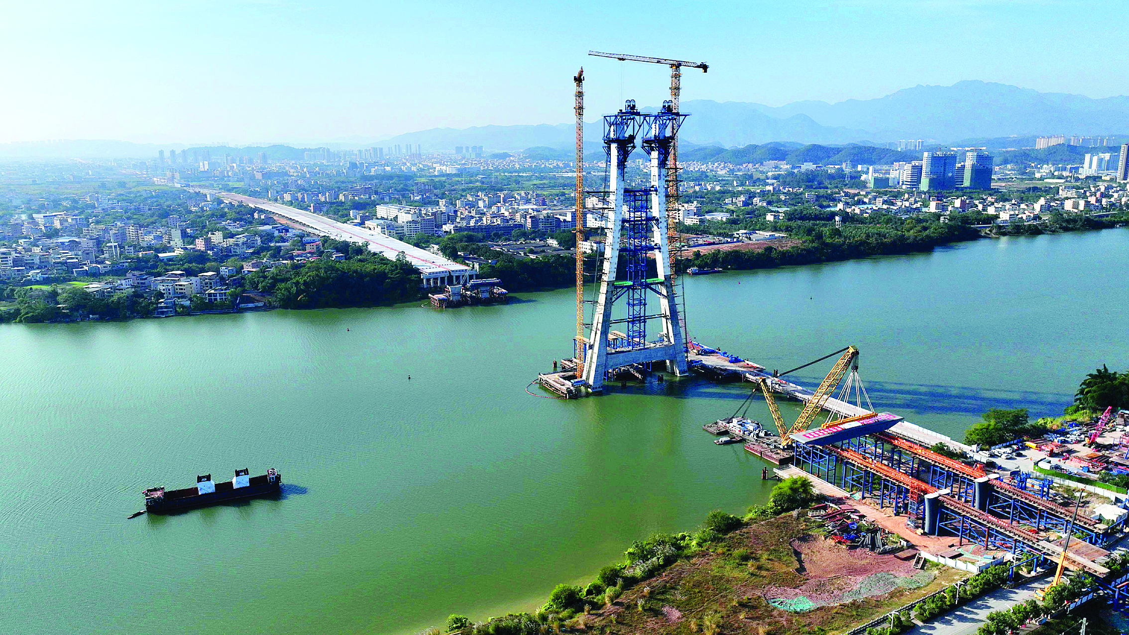     惠霞高速东江特大桥建设现场。惠州日报记者李松权 摄