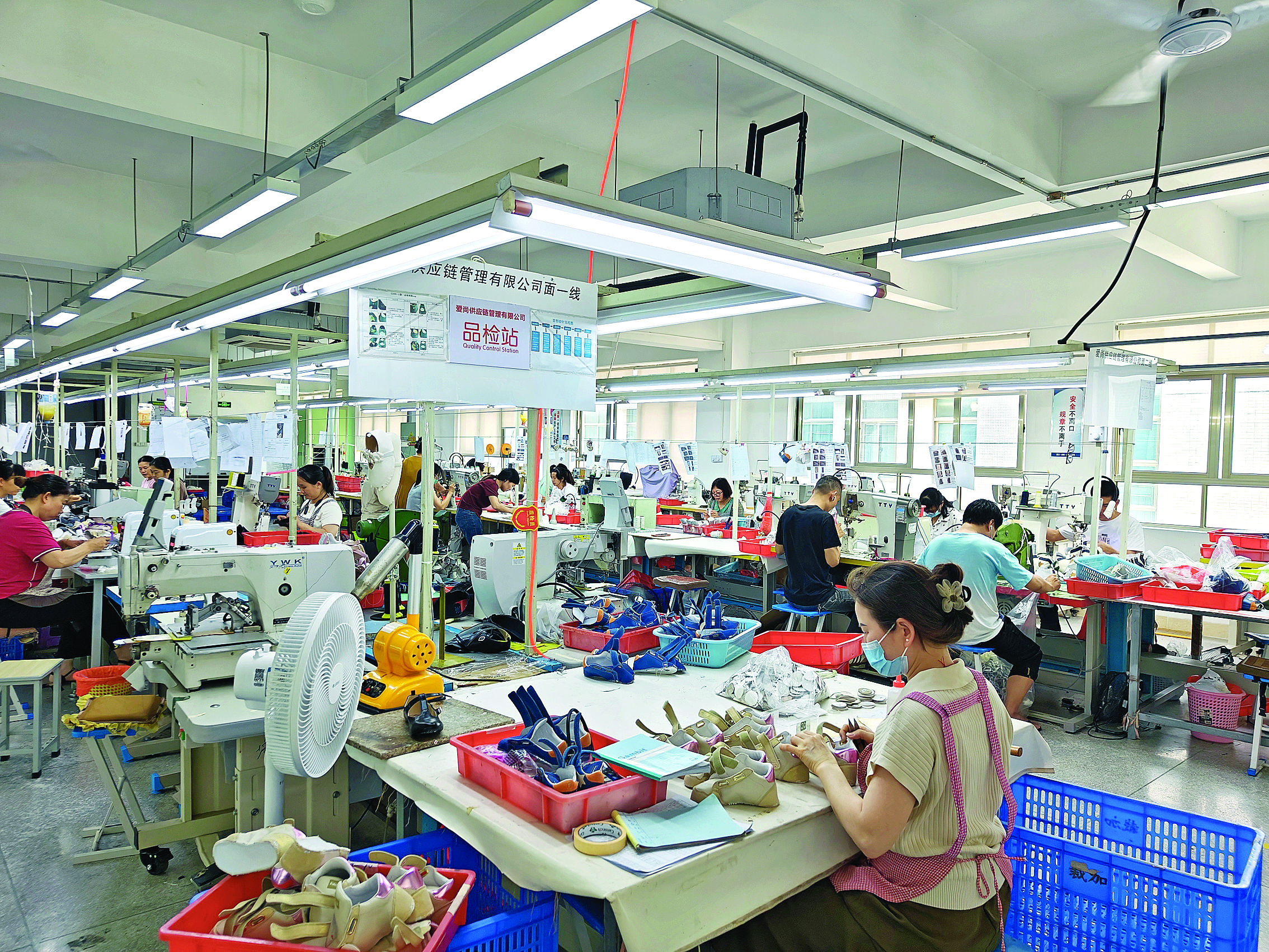     惠东一家鞋企生产车间。惠州东江图片社供图