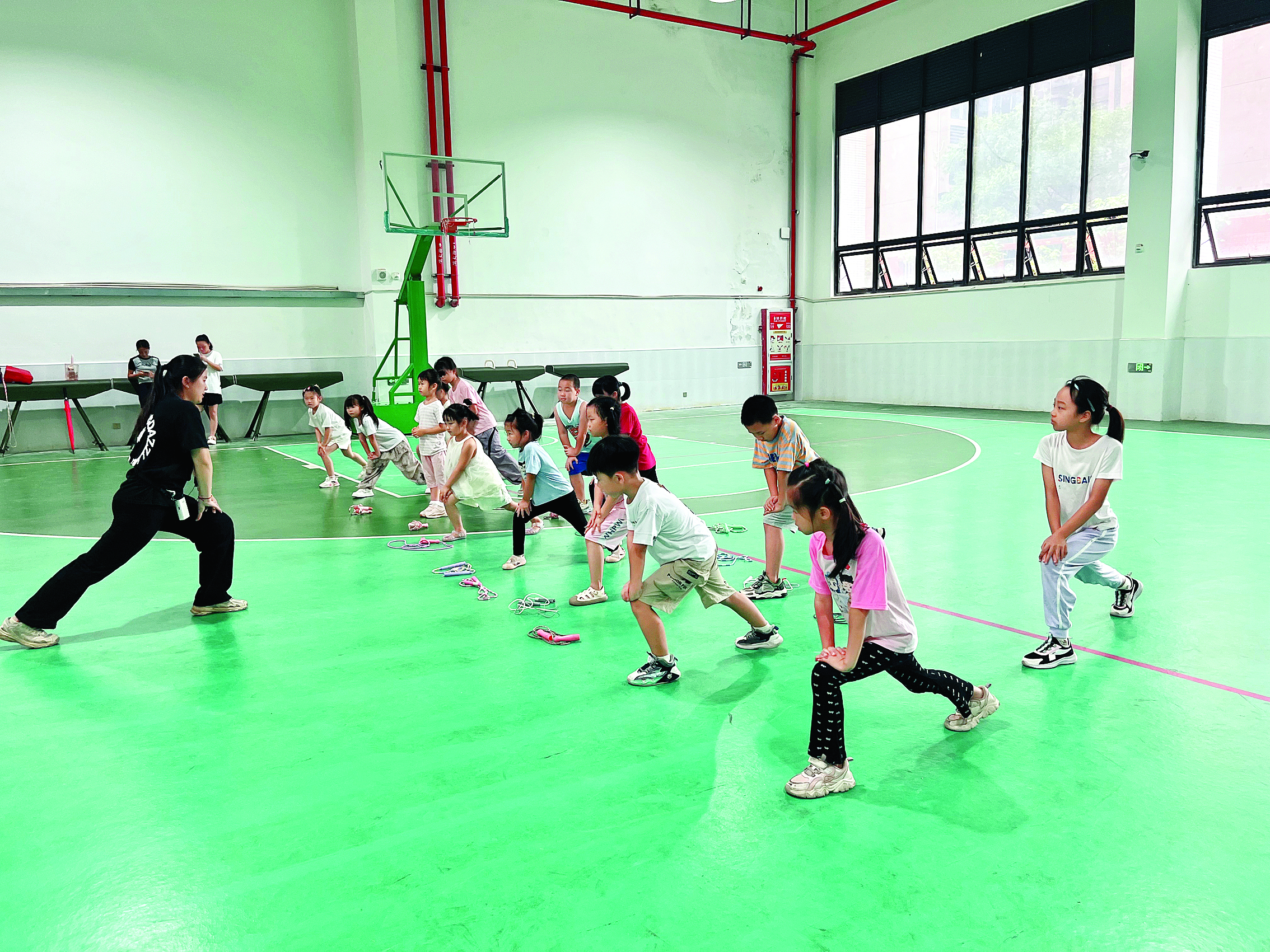     珠江实验小学党员教师在西区街道晶润社区开设“小小跳绳，大大成长”专项课程。