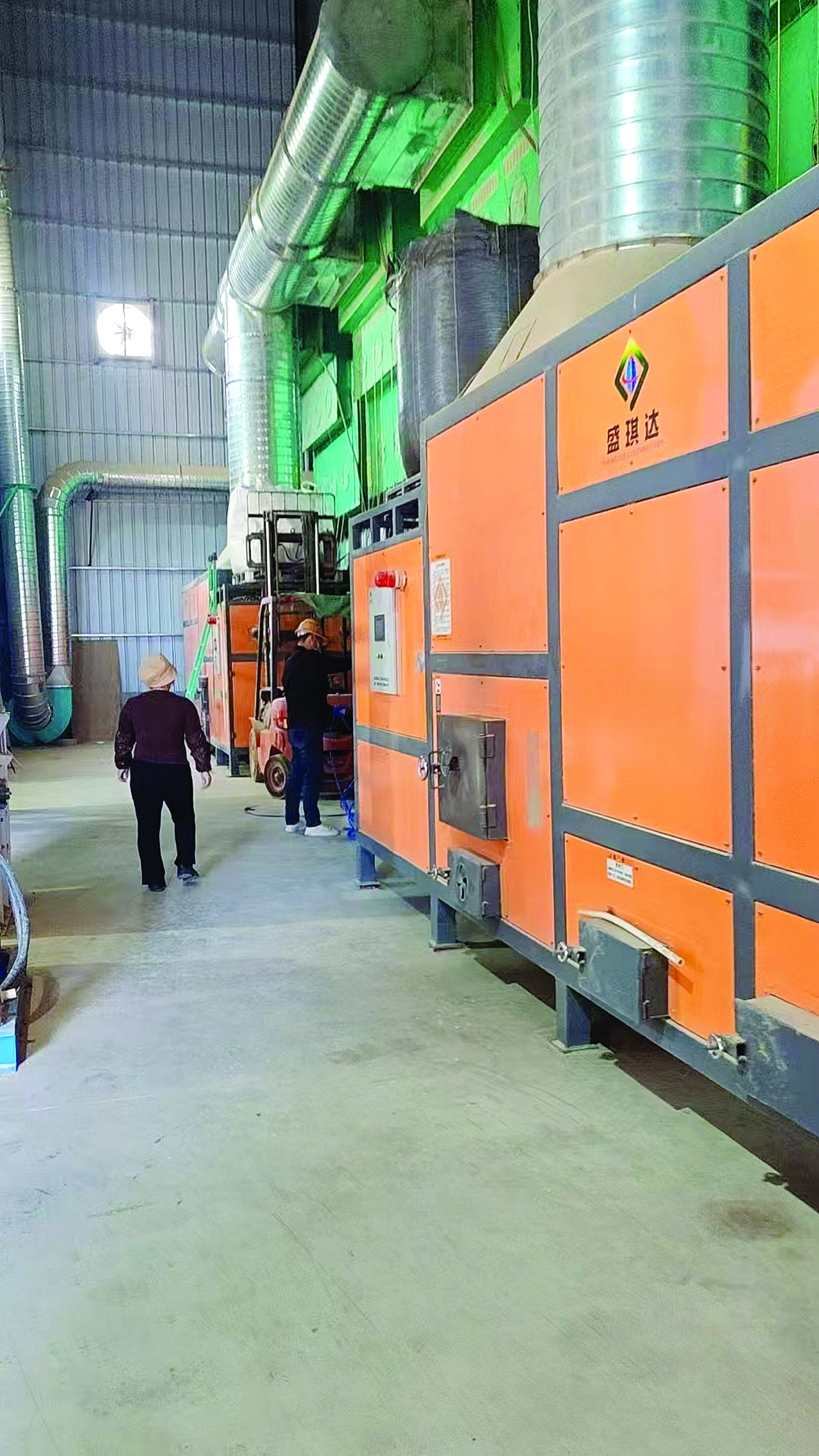     晚稻已基本收割完毕，翟艺锋建在横沥镇大利村的烘干厂也进入忙碌期。