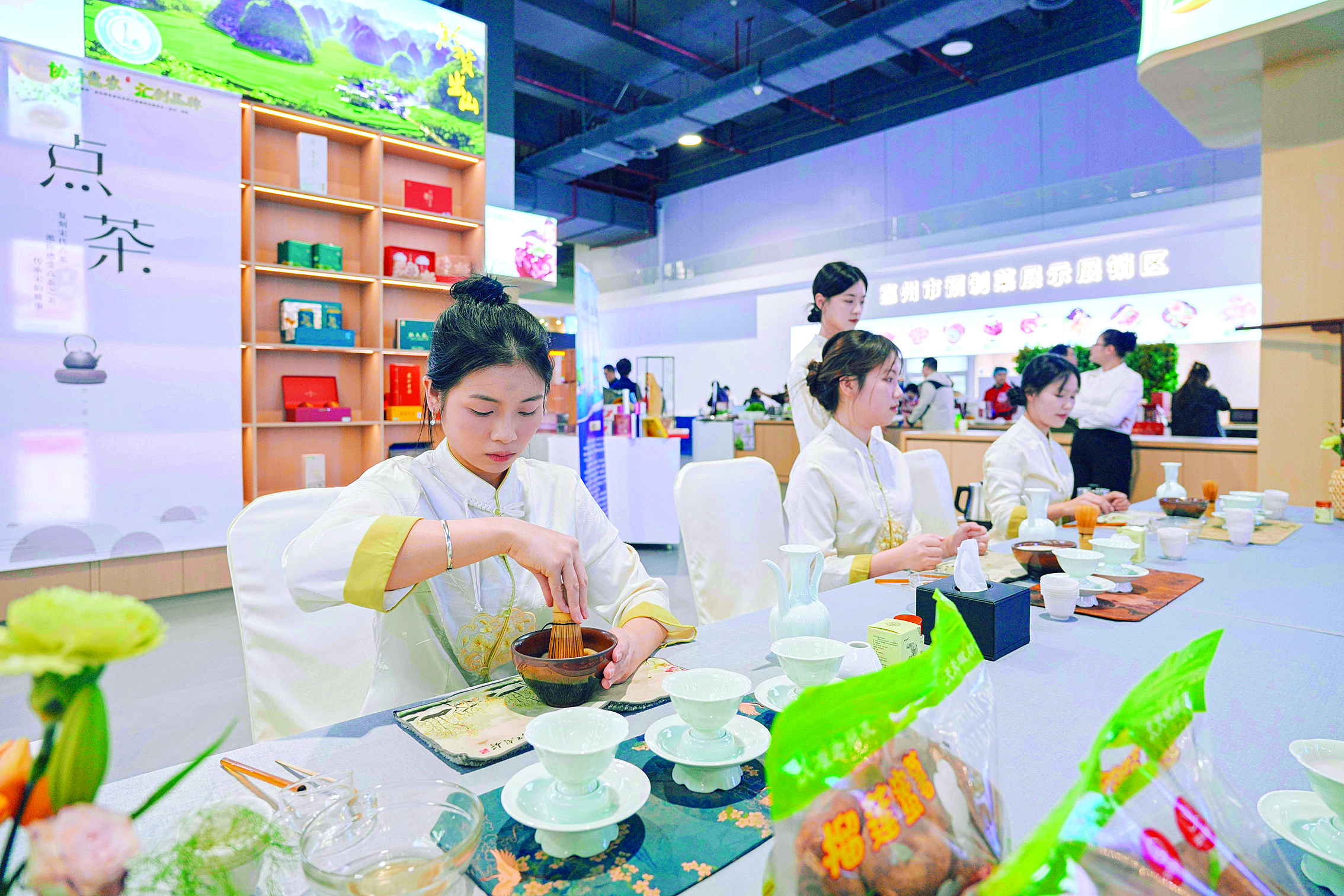     特色农产品展示推广活动现场。惠州日报记者王建桥 周楠 摄