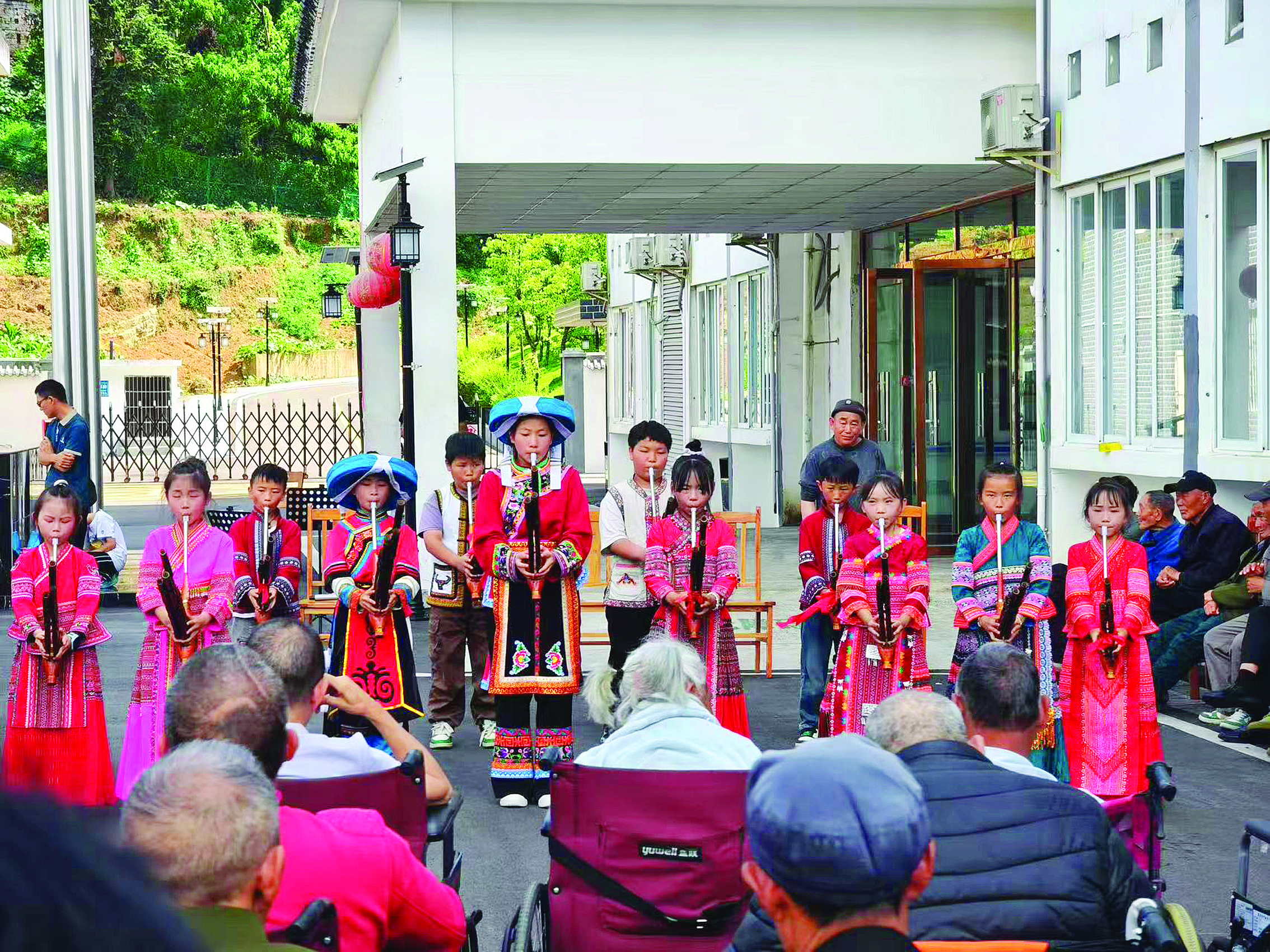     圆梦空间项目组在晴隆县老年养护院开展志愿服务活动。