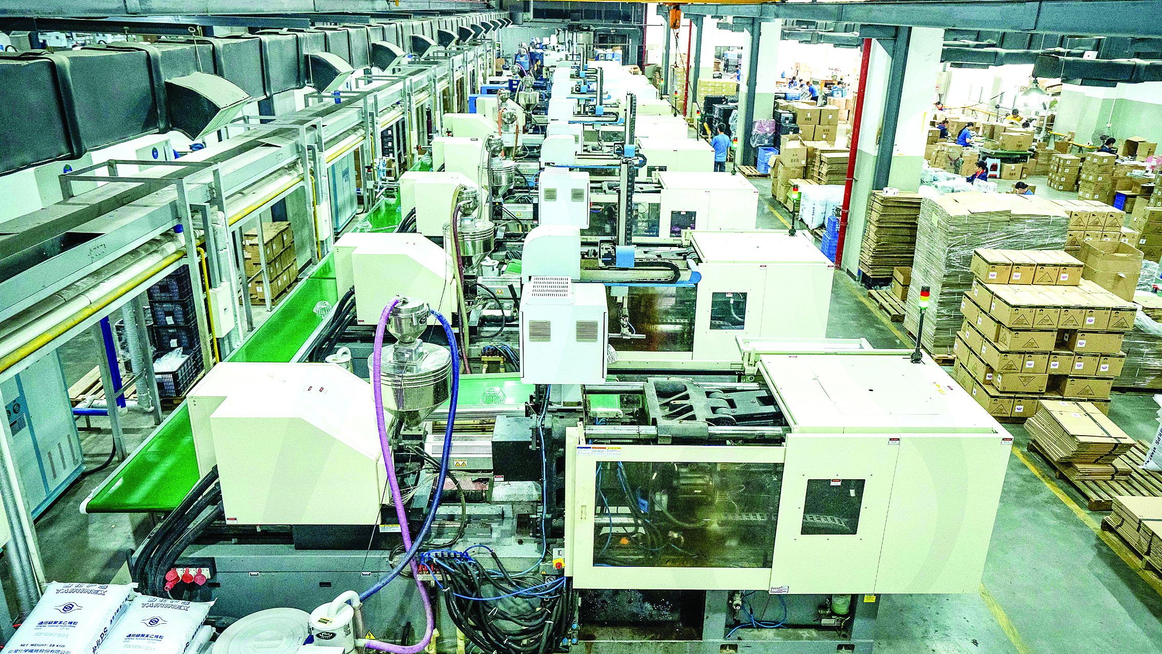     天达塑胶公司的自动化产线。图片由企业提供