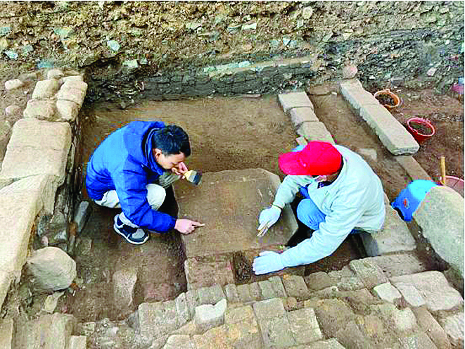     惠州府衙遗址出土残碑现场。