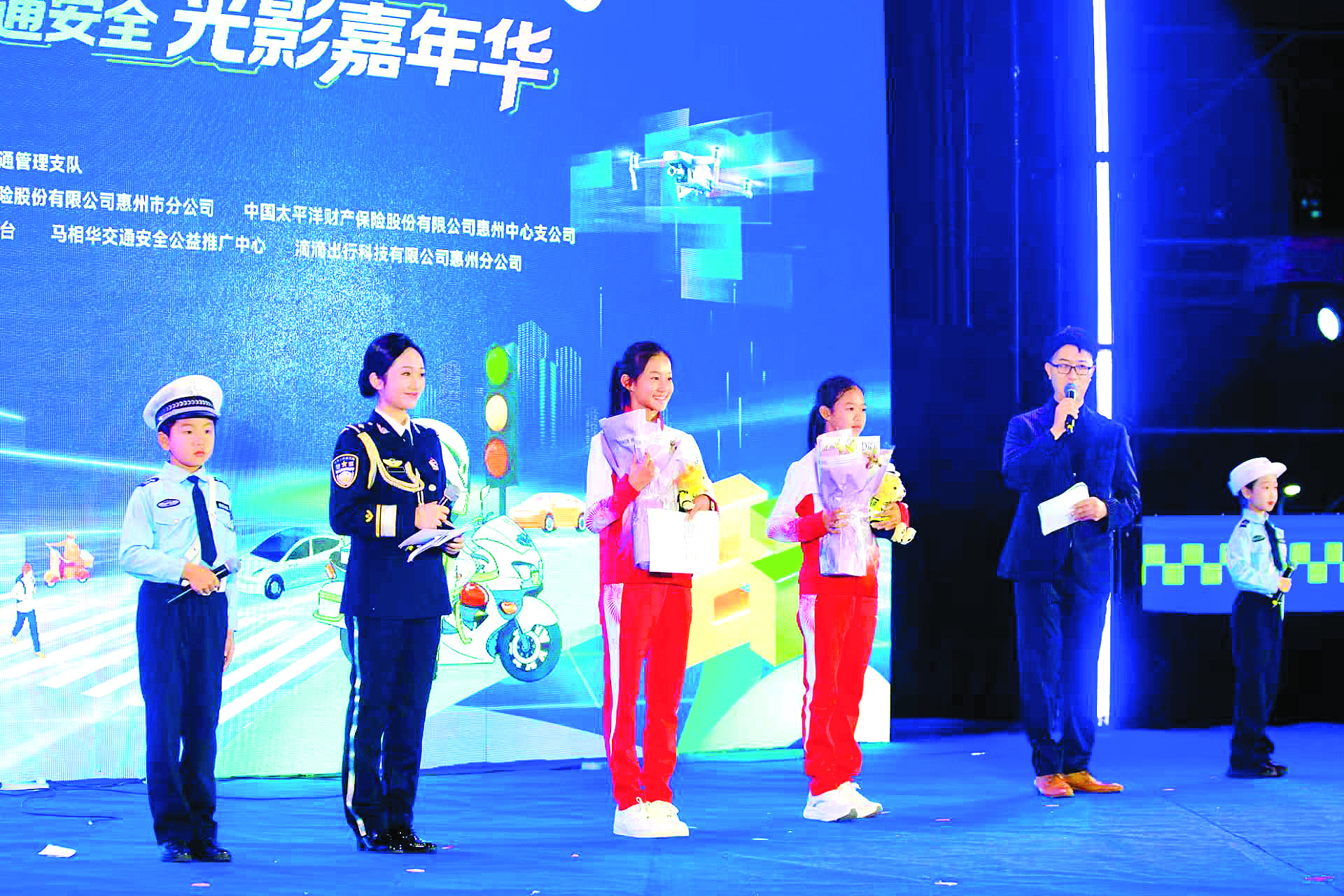     滑板运动员郑好好、邹明珂与市民互动宣传交通安全。本组图片 惠州日报记者钟畅新 摄