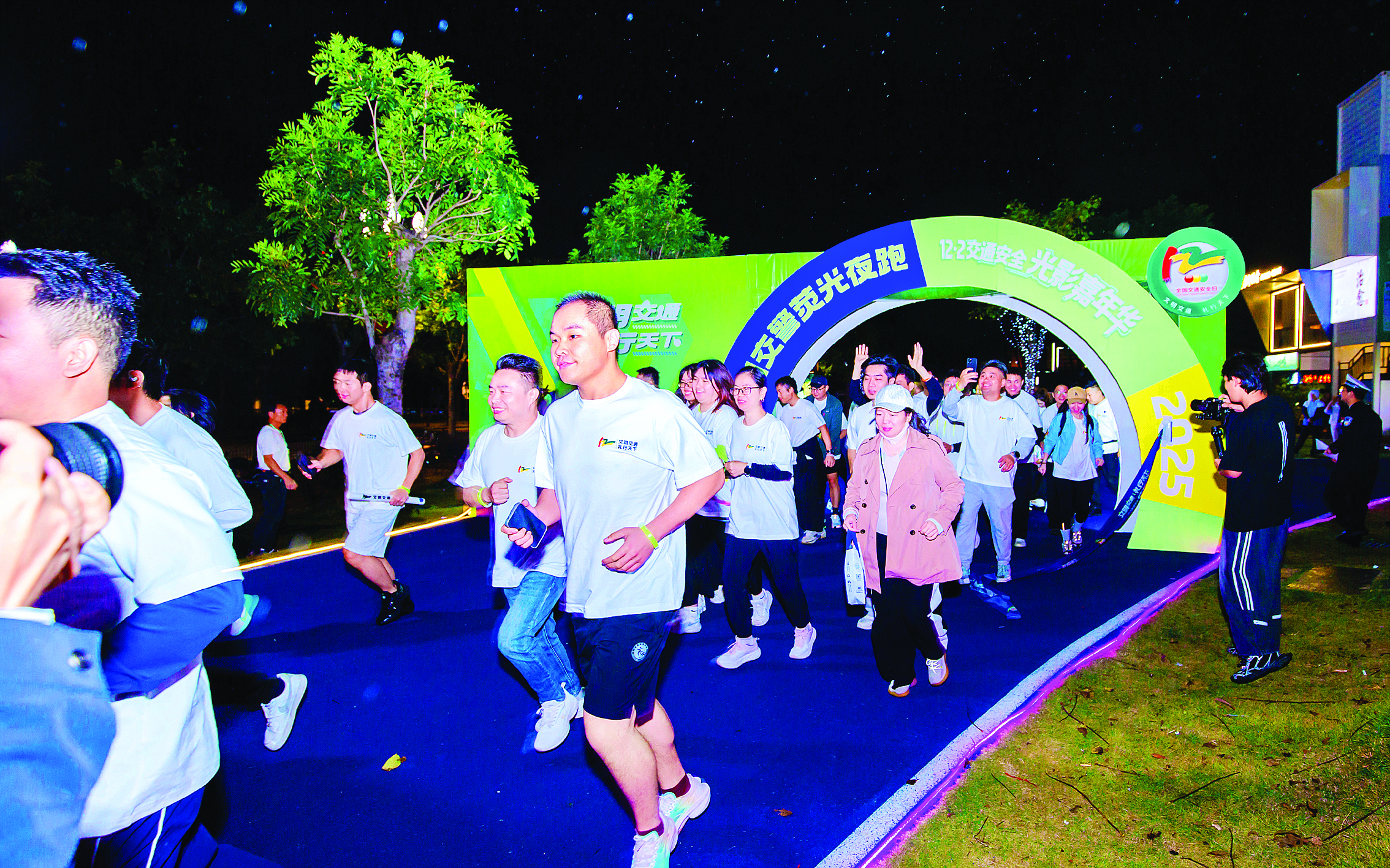     市民参加荧光夜跑。