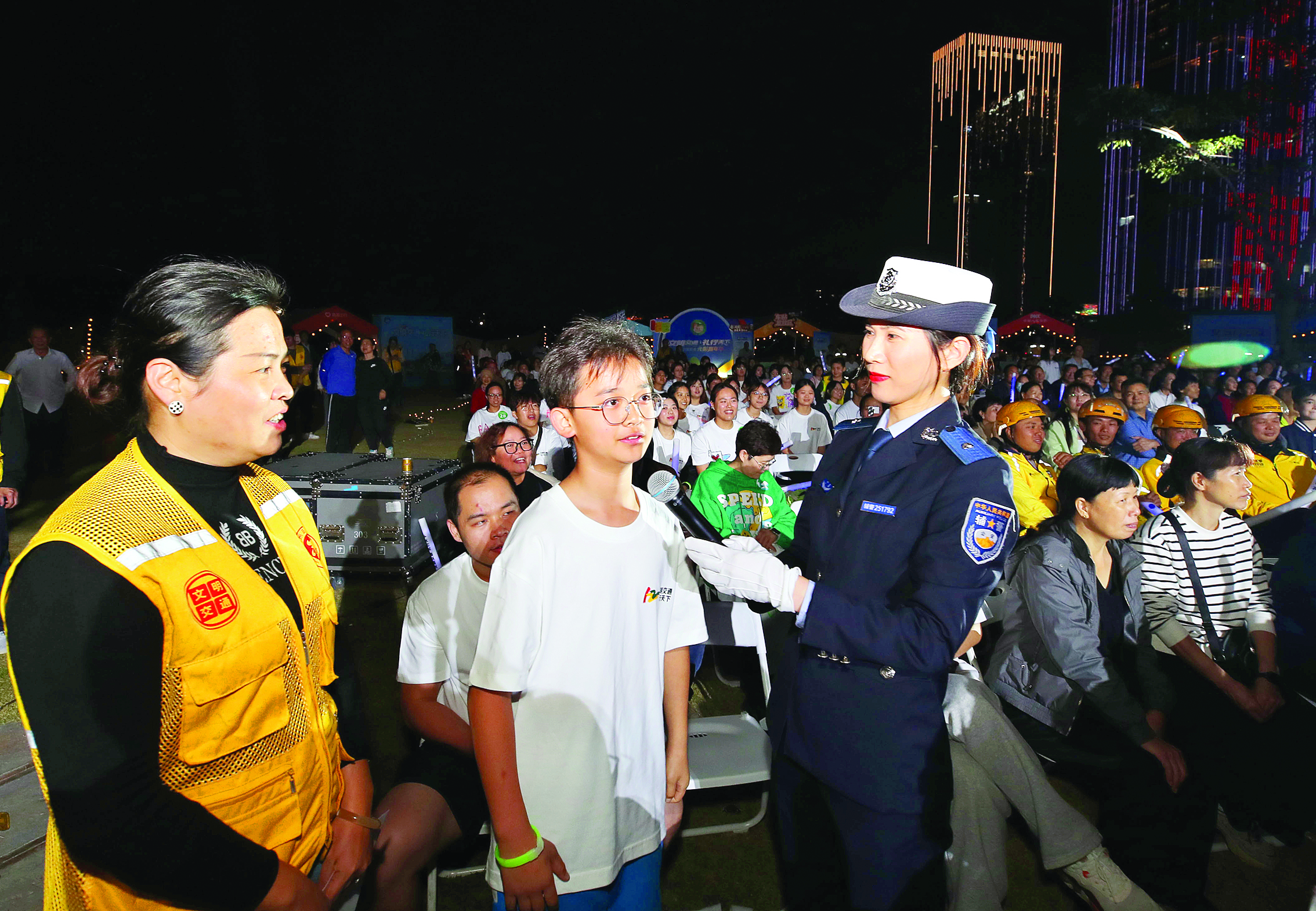     市民在现场参加交通安全知识问答。