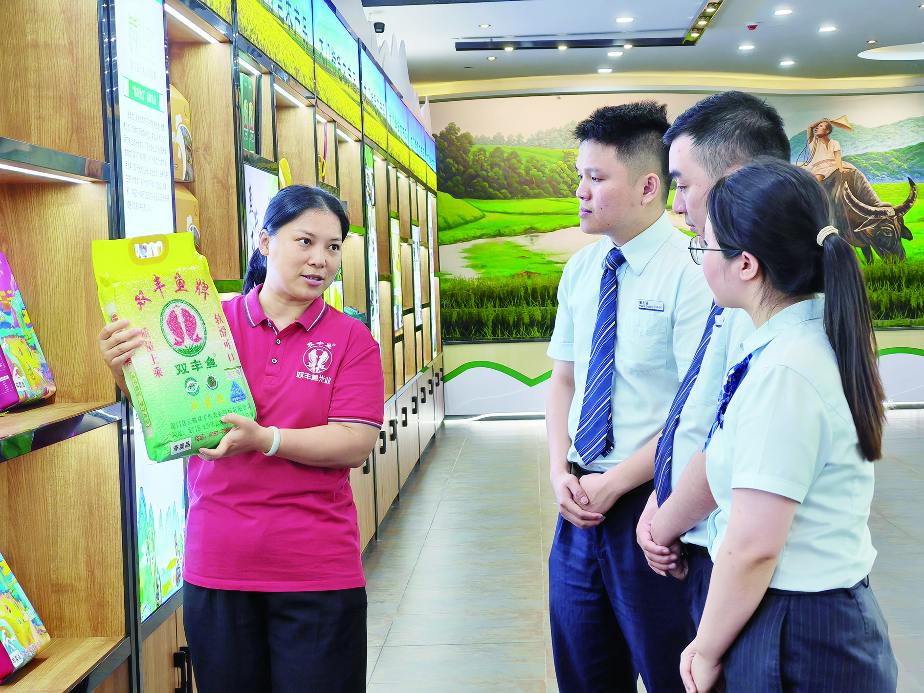     建行龙门支行客户经理前往双丰鱼走访调研。