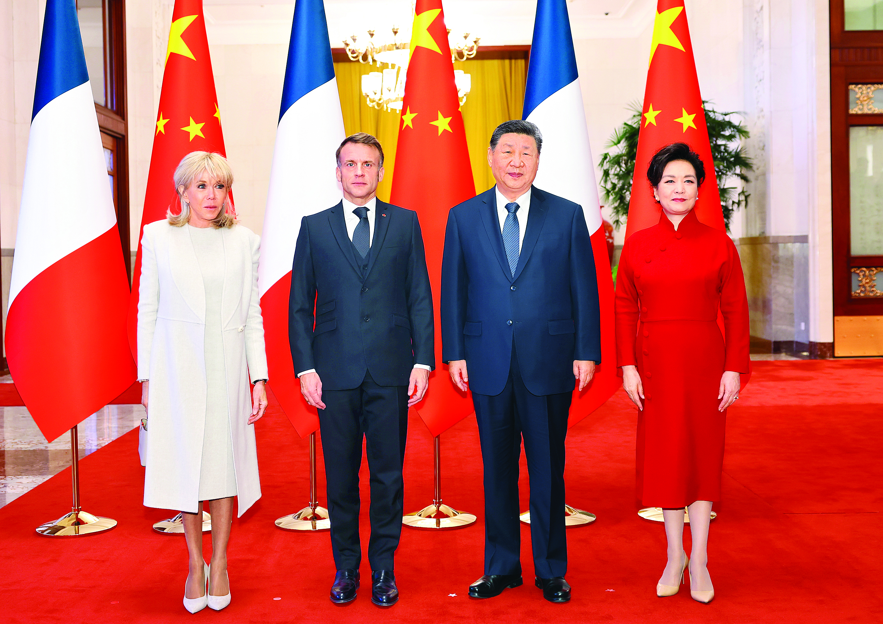     12月4日上午，国家主席习近平在北京人民大会堂同来华进行国事访问的法国总统马克龙举行会谈。这是会谈前，习近平和夫人彭丽媛同马克龙总统夫妇合影。新华社发