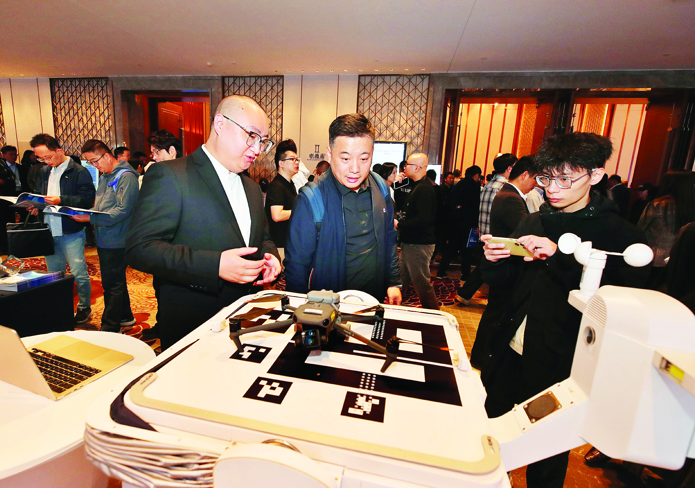     活动现场展示的无人机系列产品。惠州日报记者钟畅新 摄