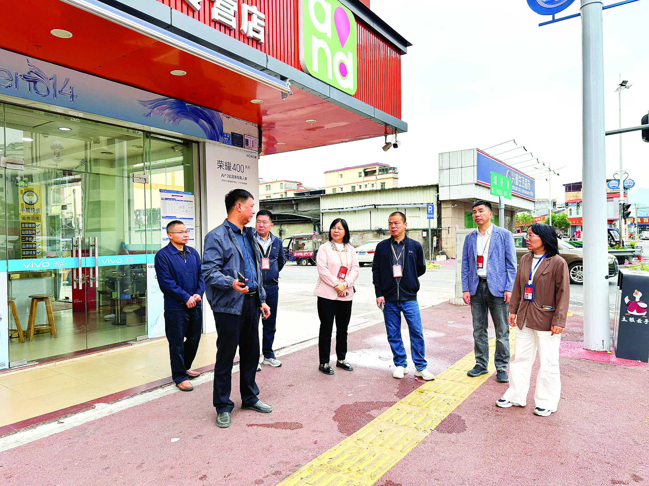     人大代表在了解沥林示范主街环境提升工程进展情况。